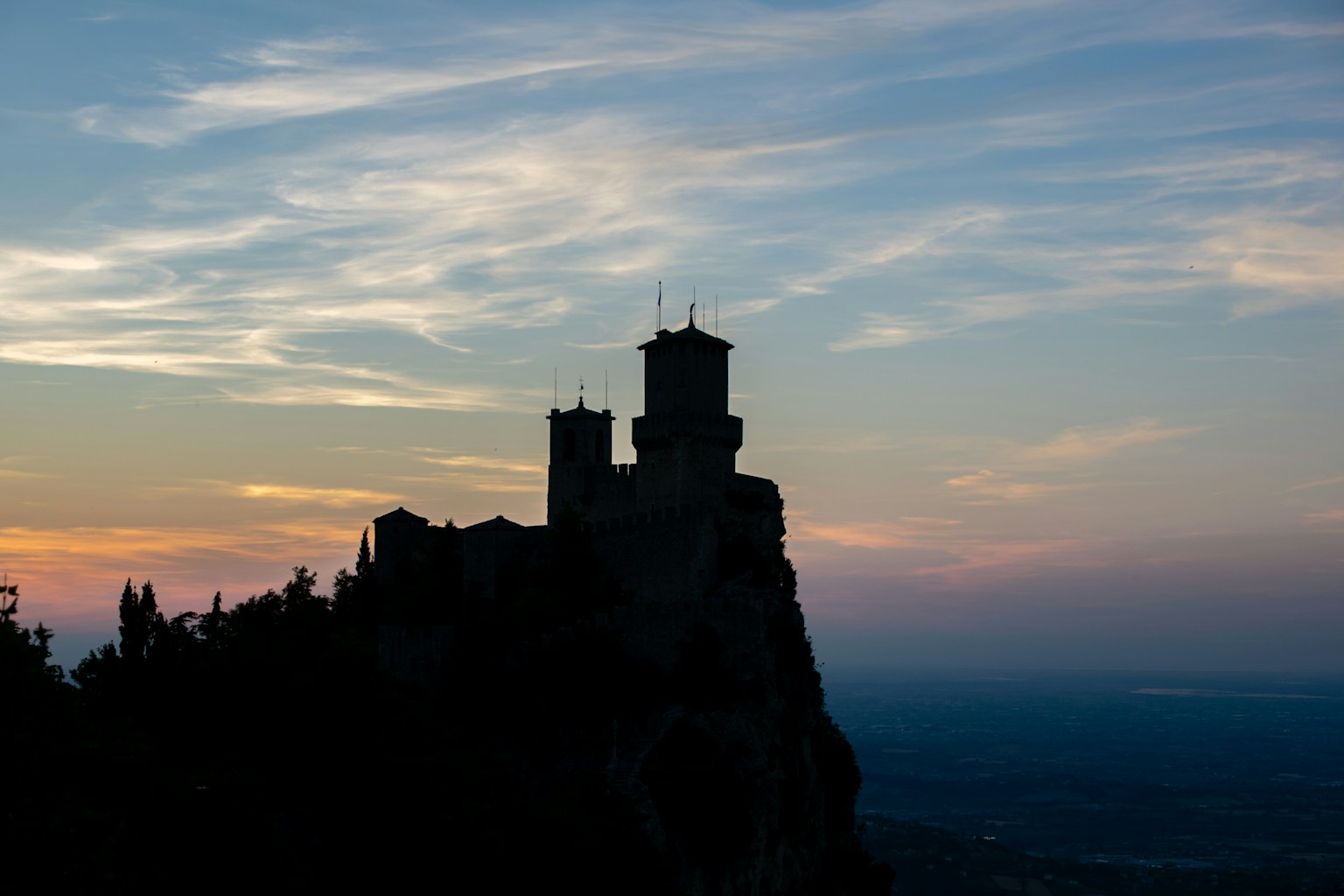 Silhouette di un antico castello contro un cielo al tramonto
