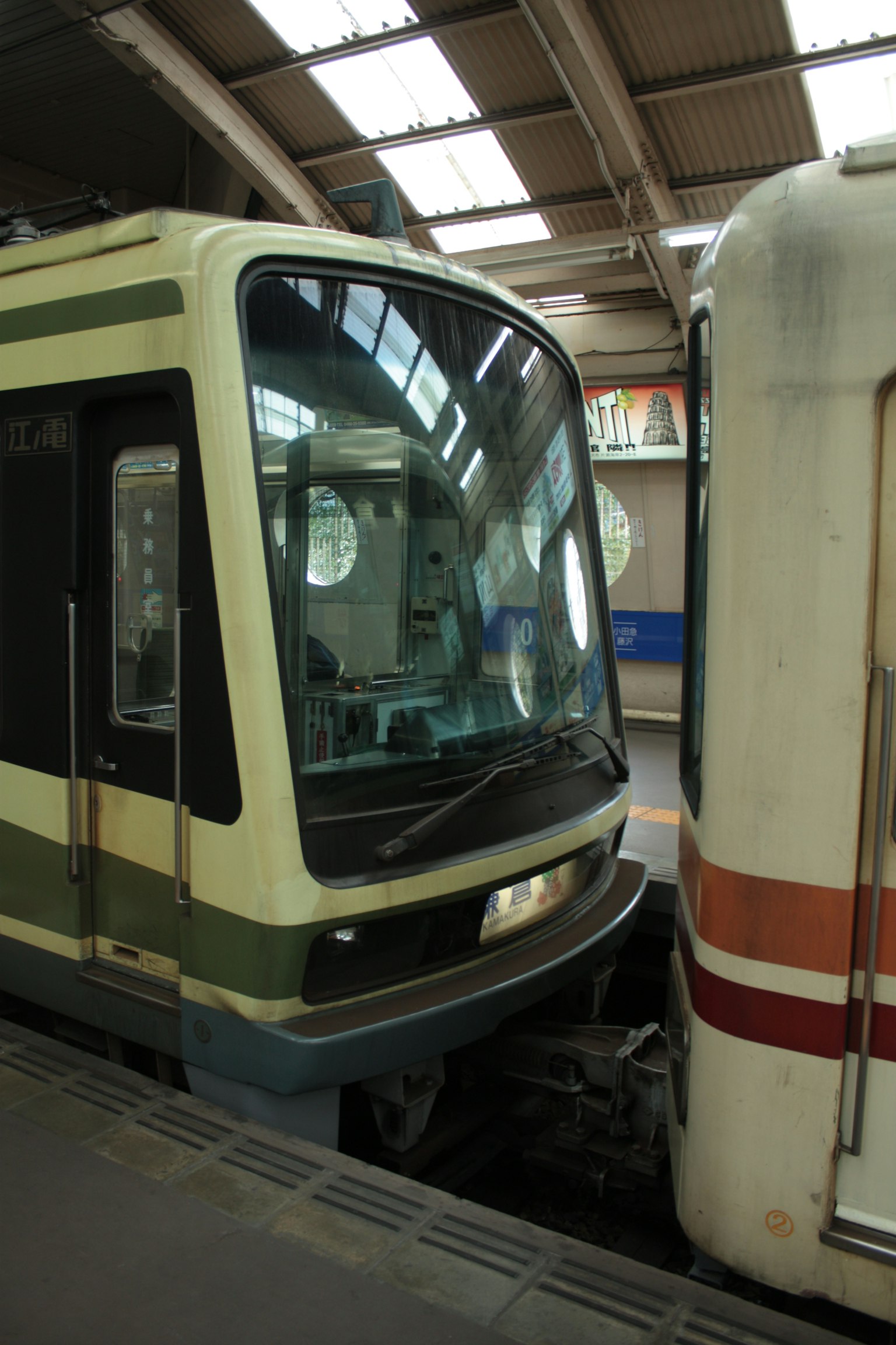 Dos frentes de trenes en una estación con diseños distintivos