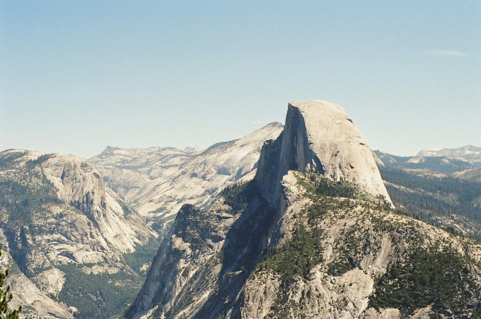ทิวทัศน์อันงดงามของ Half Dome ในอุทยานแห่งชาติ Yosemite