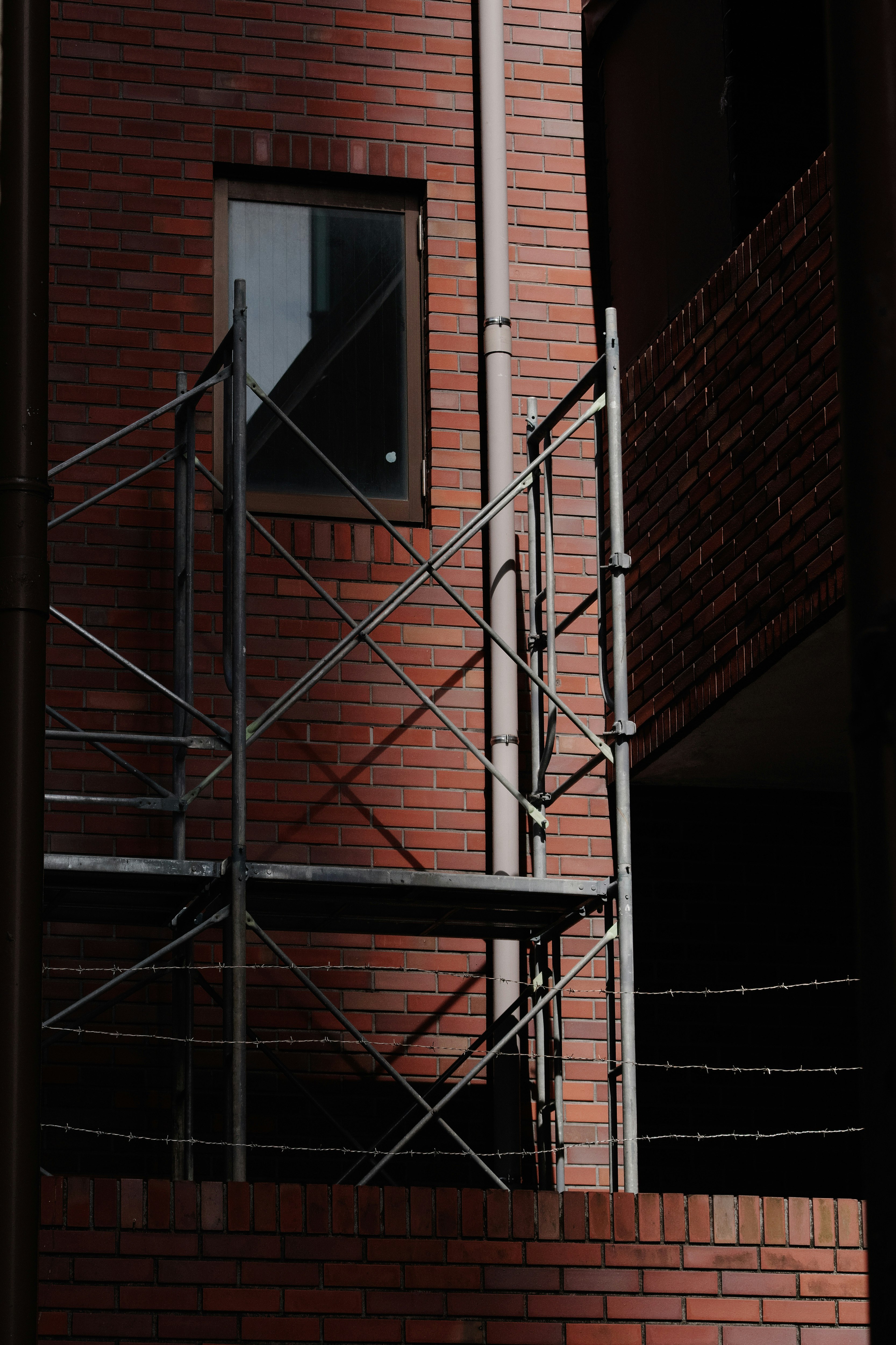 la luz incide sobre un edificio de ladrillo en demolición