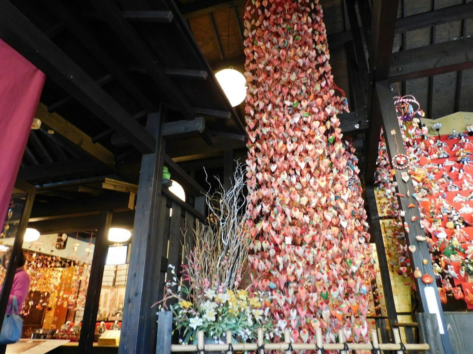 Interno giapponese tradizionale con decorazioni rosse appese