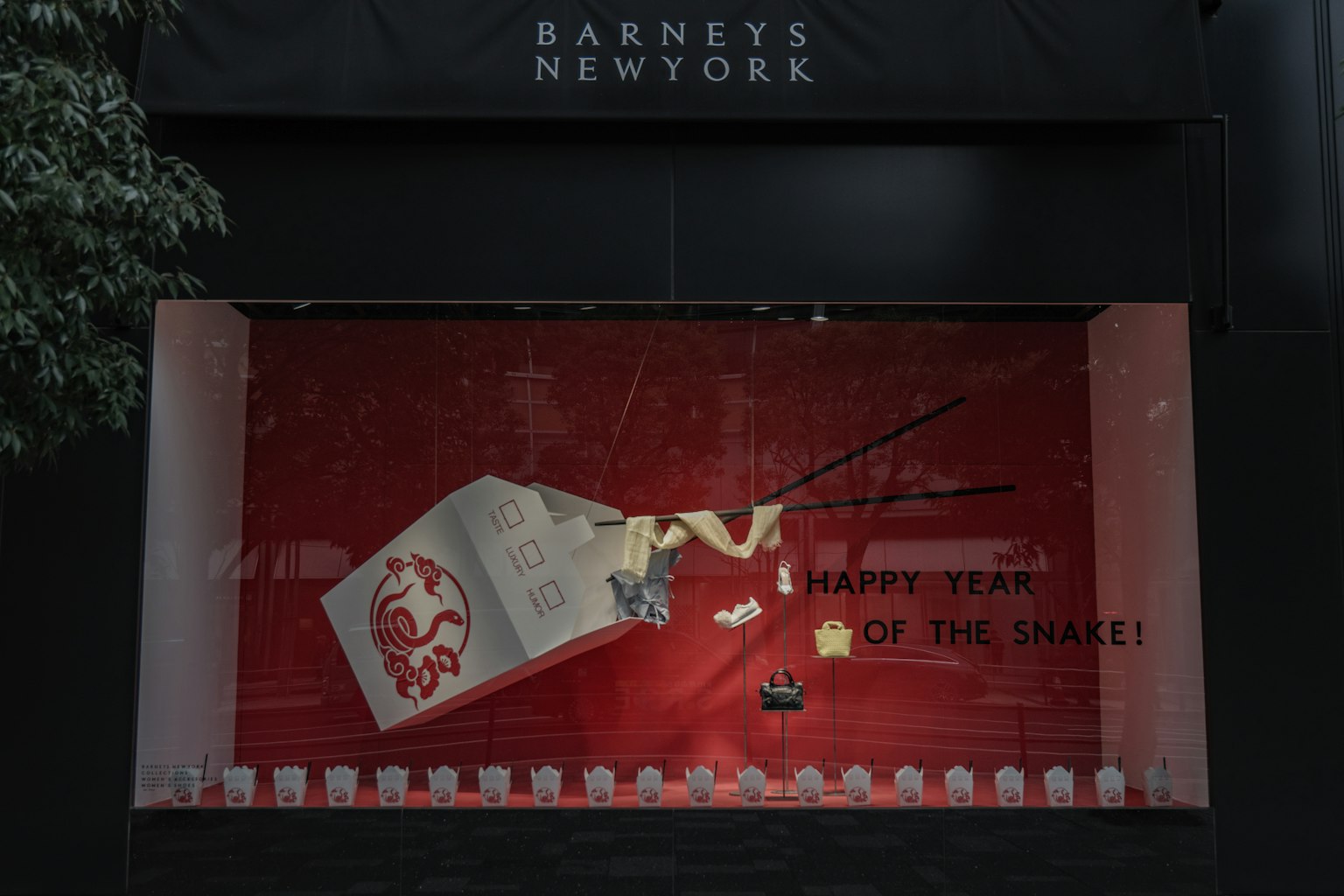 巴尼纽约的橱窗展示，红色背景艺术作品和筷子