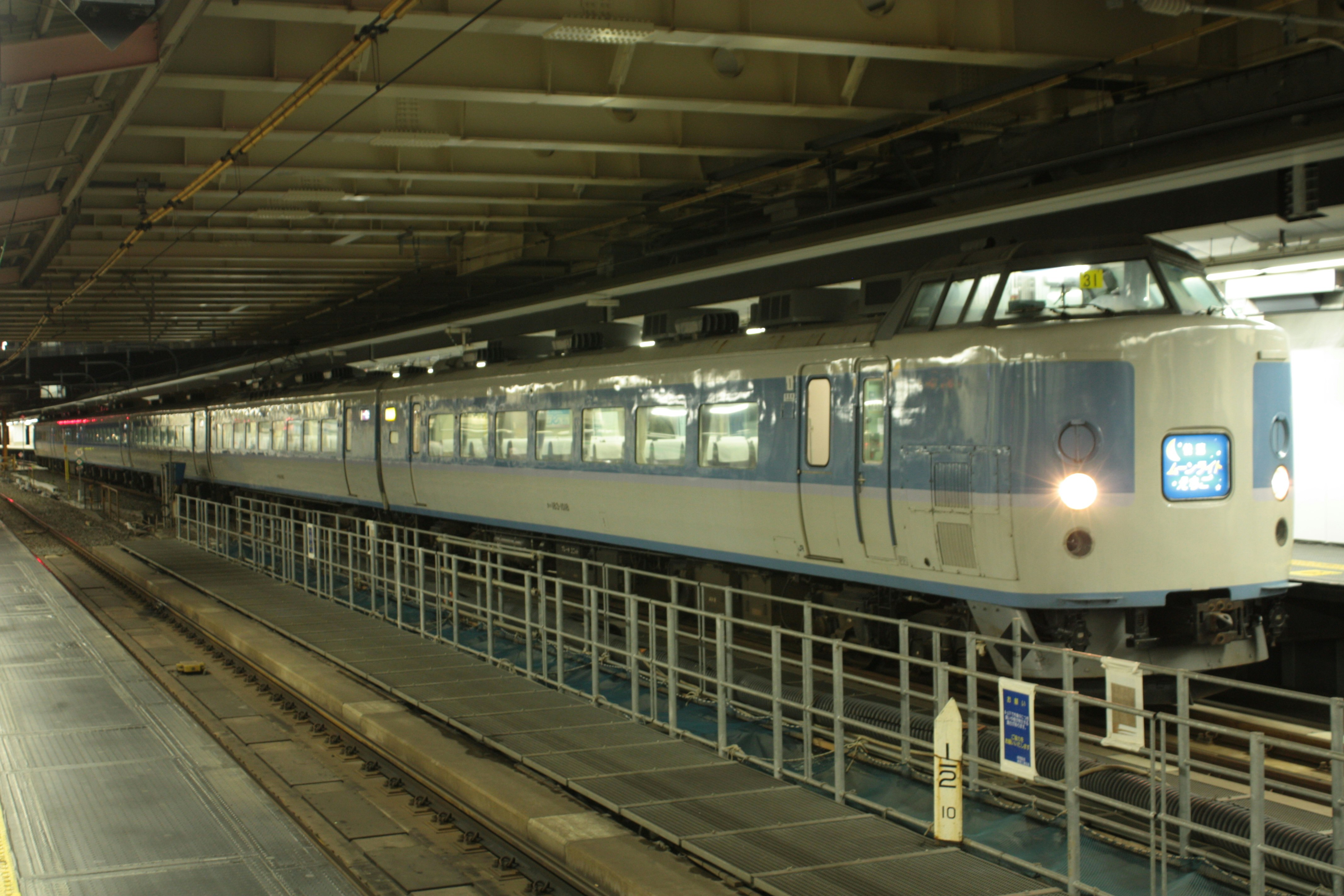 地下鉄のホームに停車する電車の車両