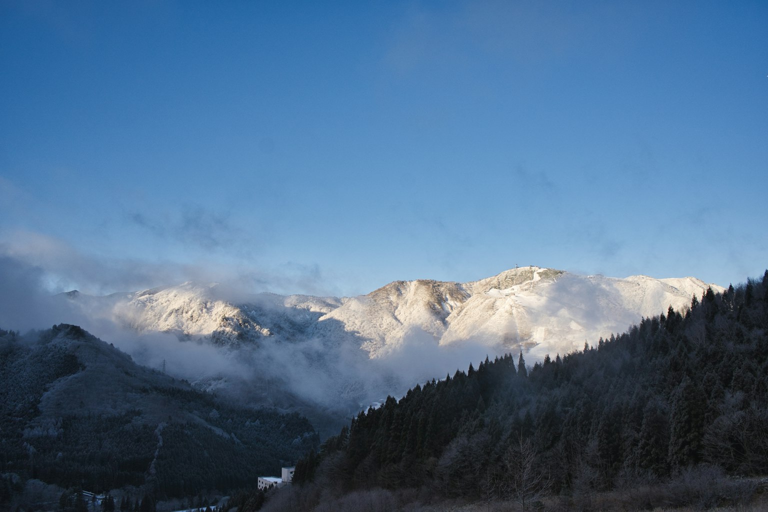 Montañas cubiertas de nieve bajo un cielo azul claro
