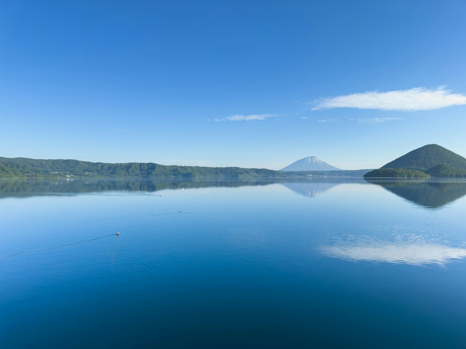 寧靜的湖泊風景，藍天和富士山的倒影