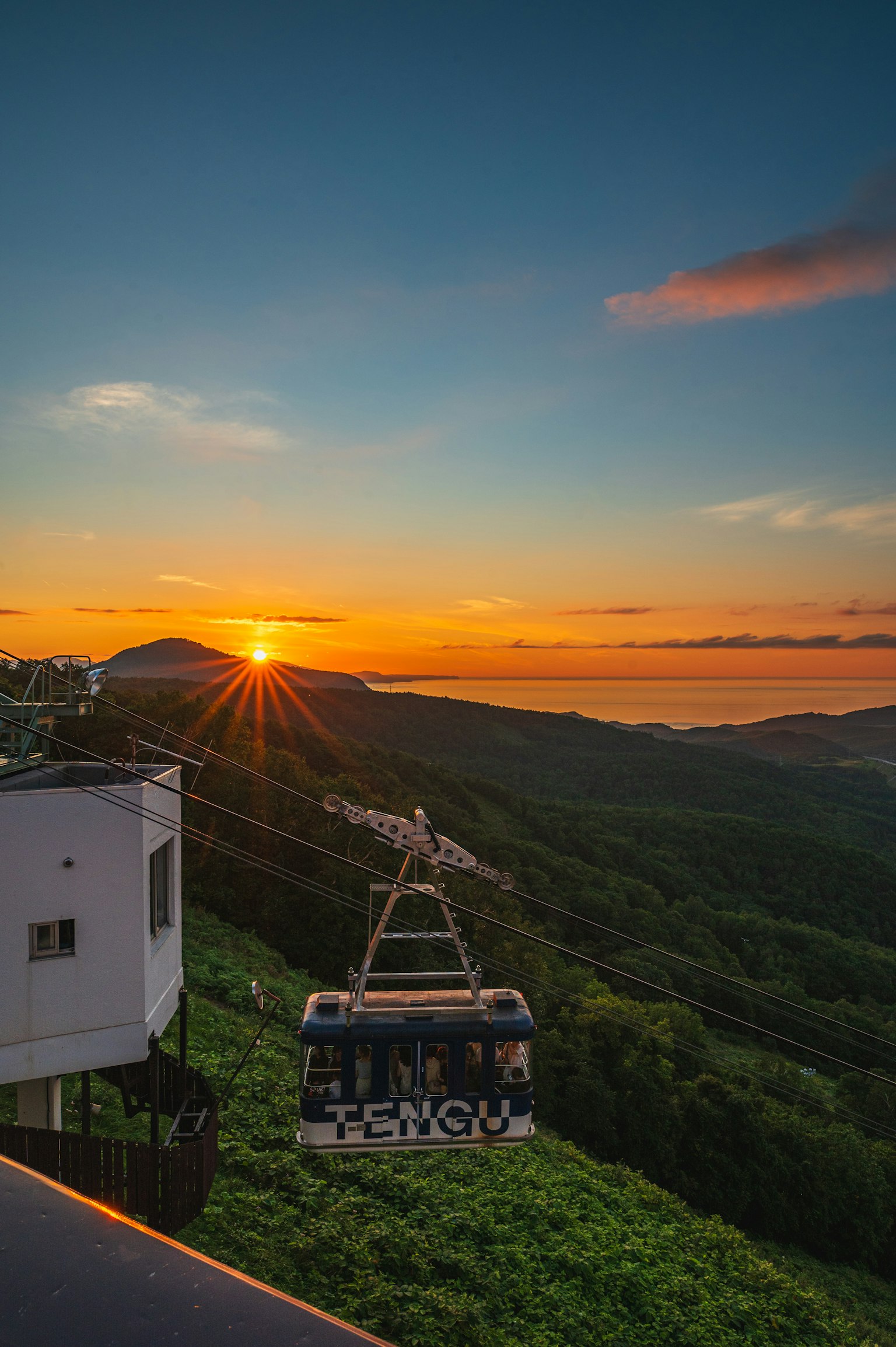 Vista panoramica di una funivia con un bel tramonto