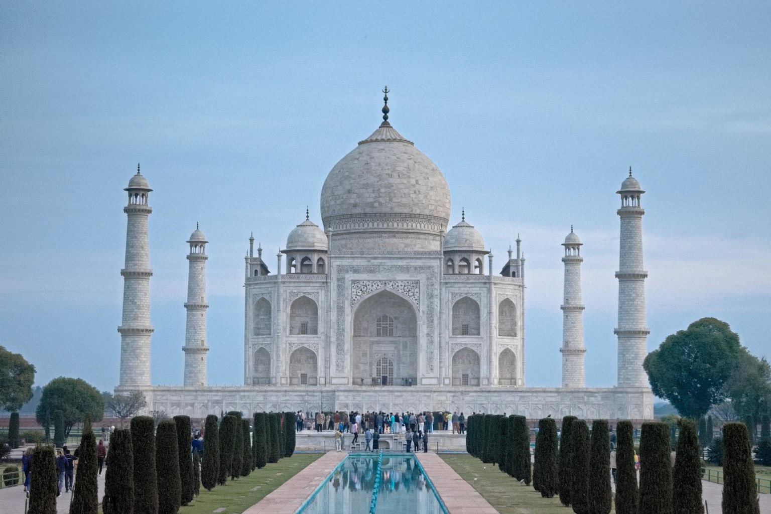 Frontansicht des Taj Mahal, die seine architektonische Schönheit und den Garten zeigt