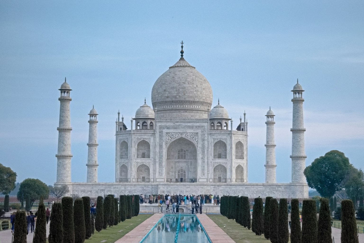Vista frontale del Taj Mahal che mostra la sua bellezza architettonica e il giardino