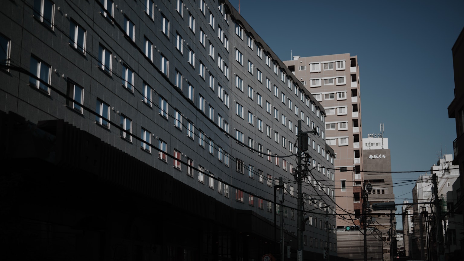 城市景观，曲线建筑和蓝天