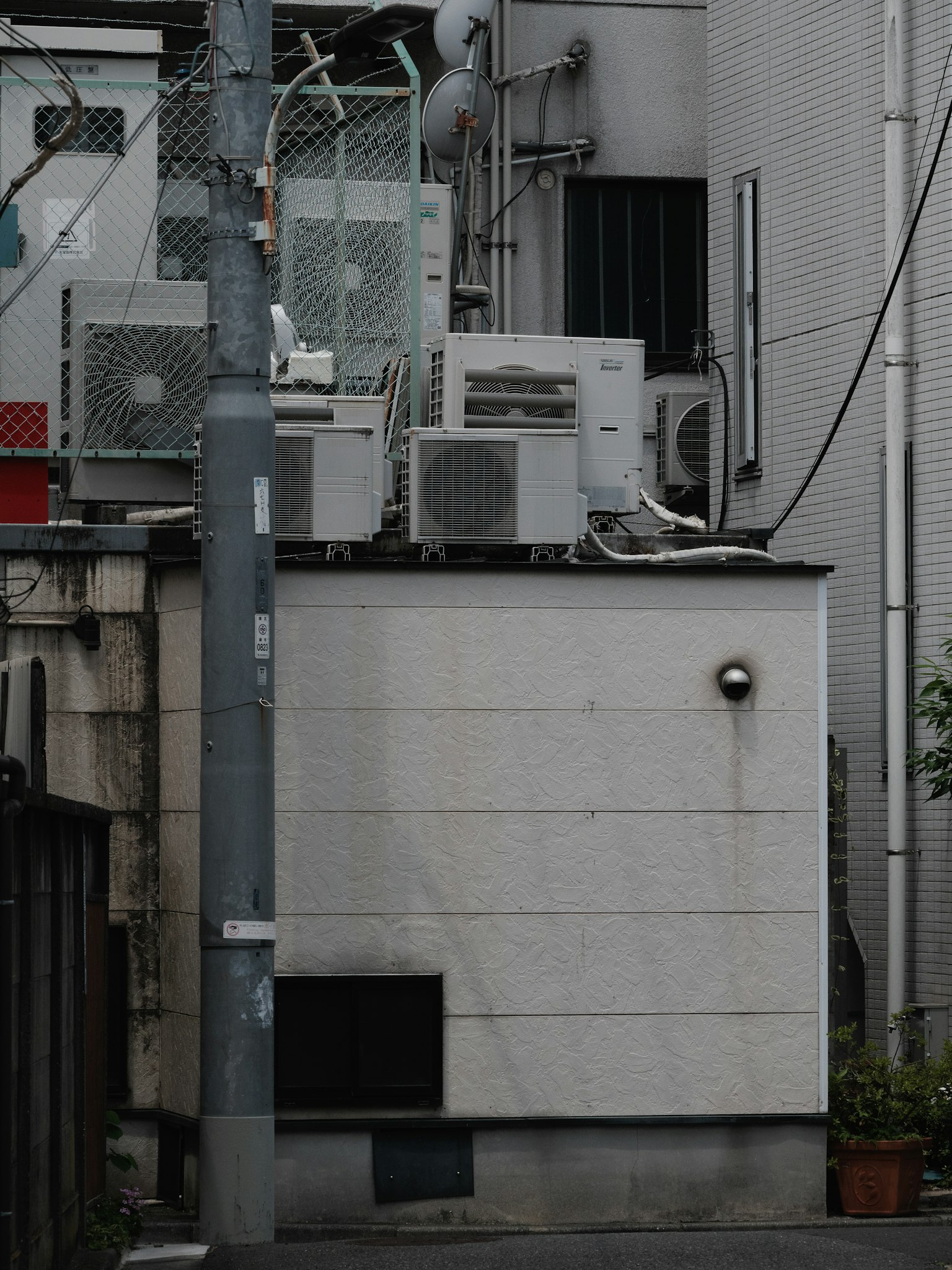 一栋白色墙壁和多个空调的建筑外观