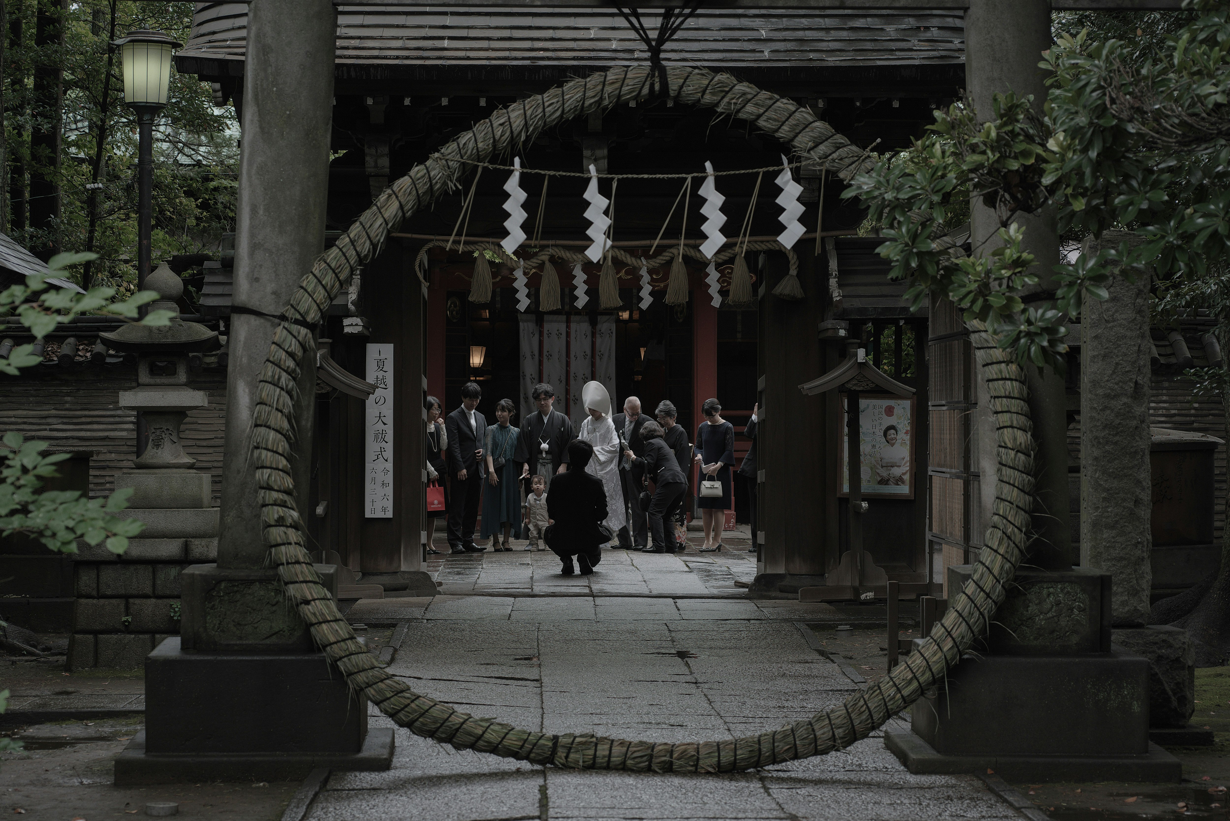 摆放茅草环的神社参道石板路