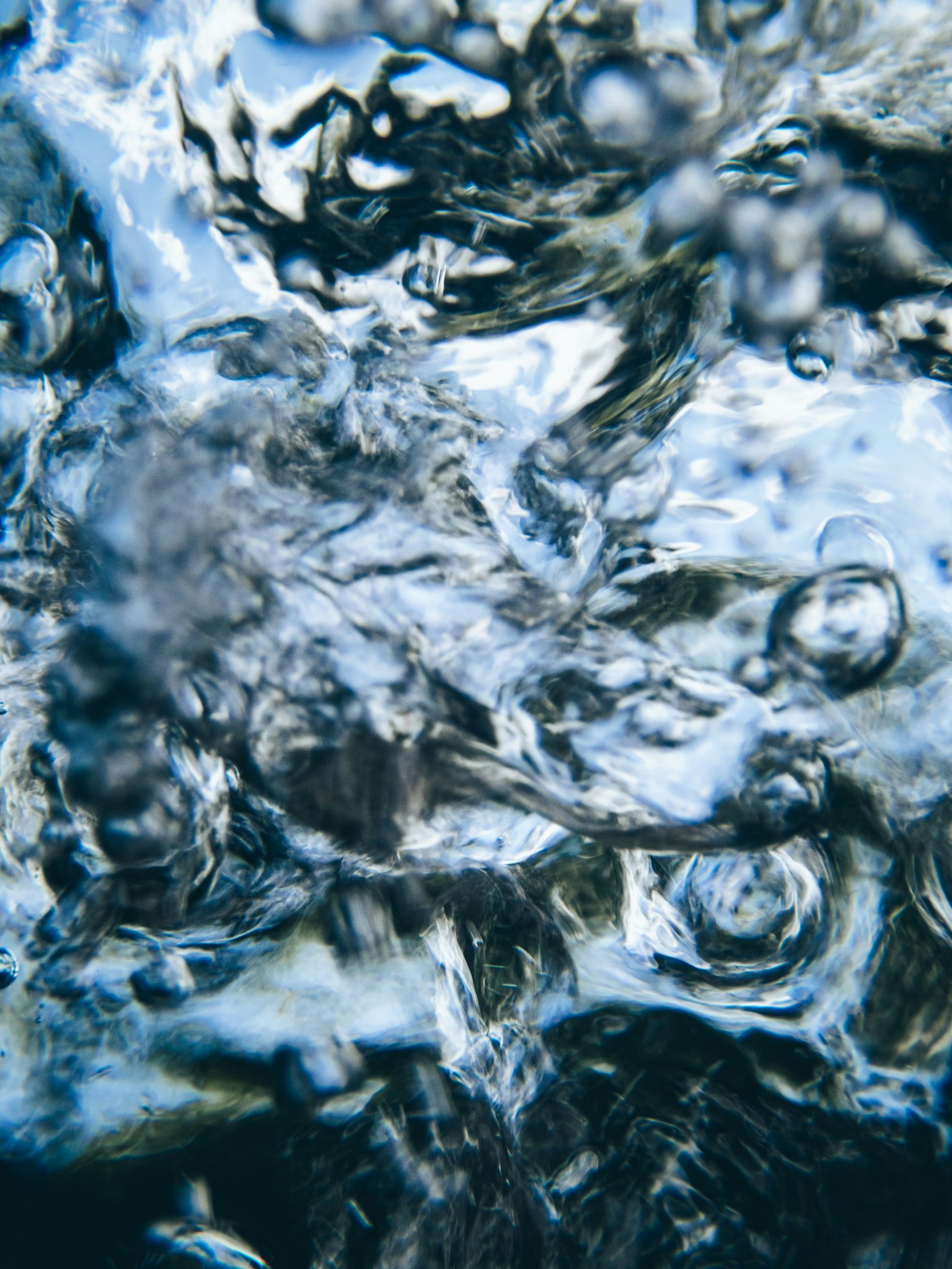 Primer plano de agua clara con burbujas y ondas
