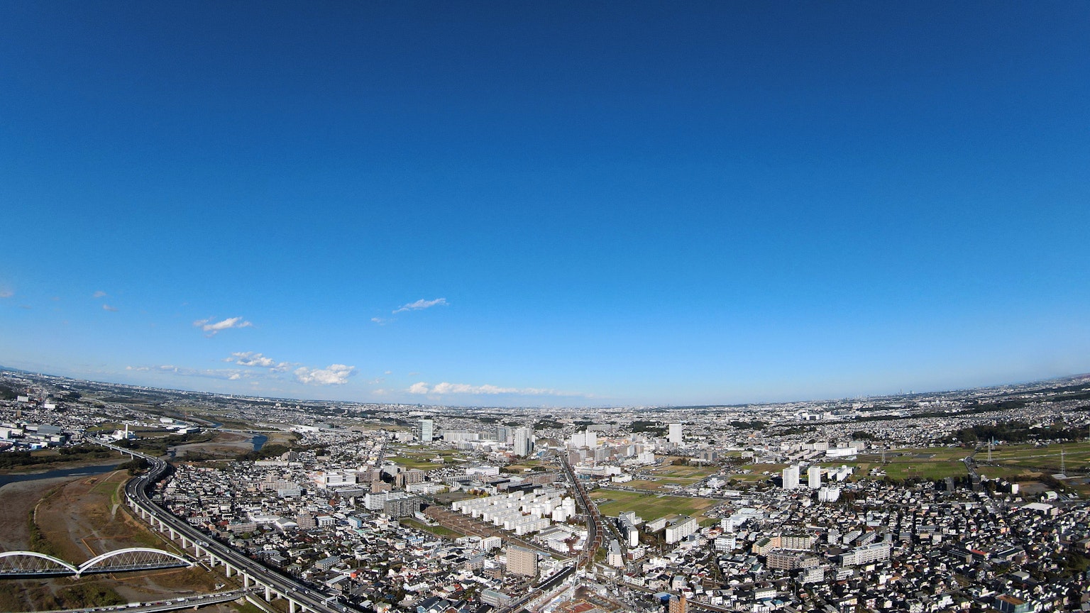 Pemandangan panorama lanskap kota di bawah langit biru cerah