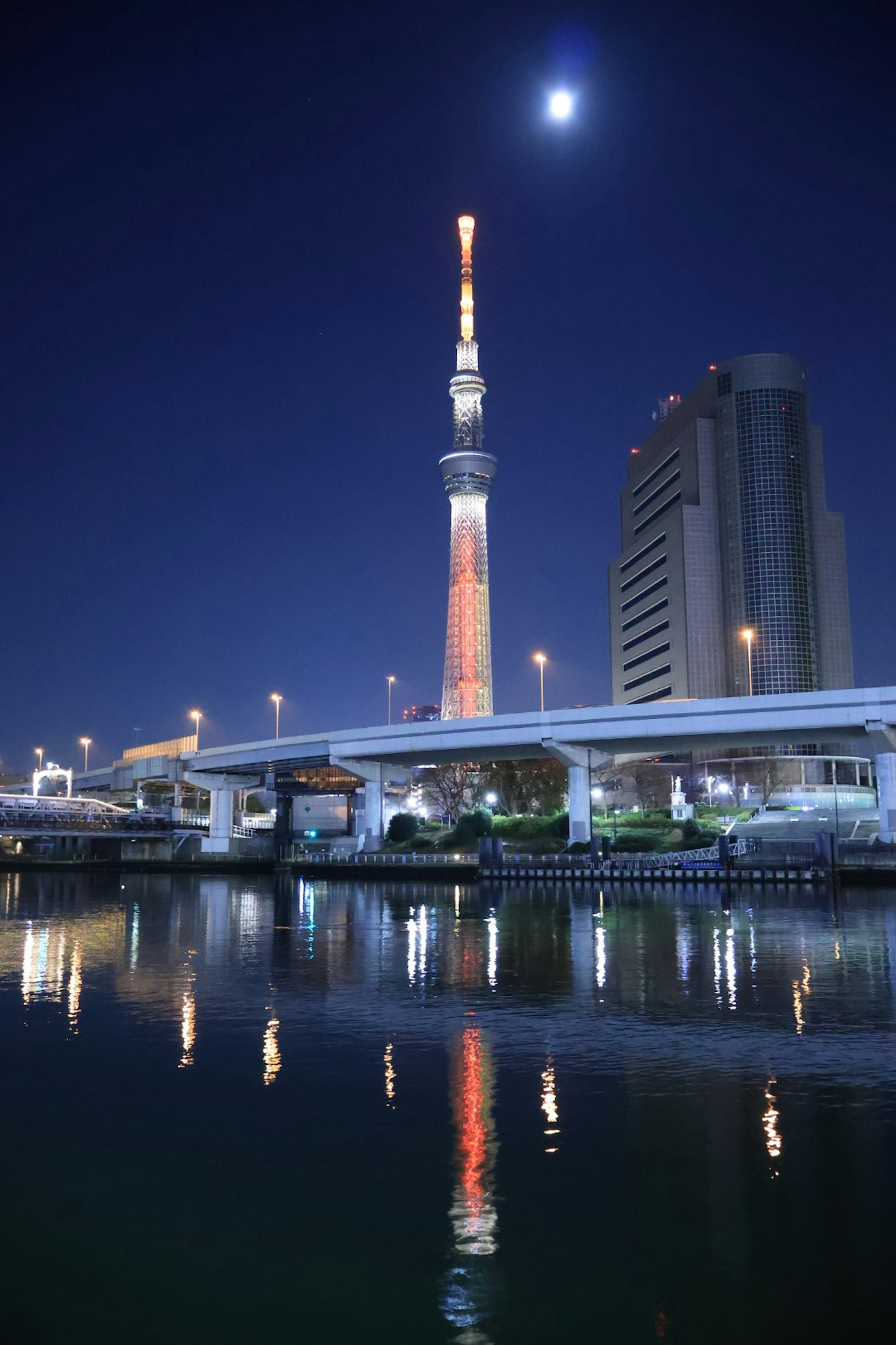 Tokyo Skytree bei Nacht beleuchtet mit einem hellen Mond