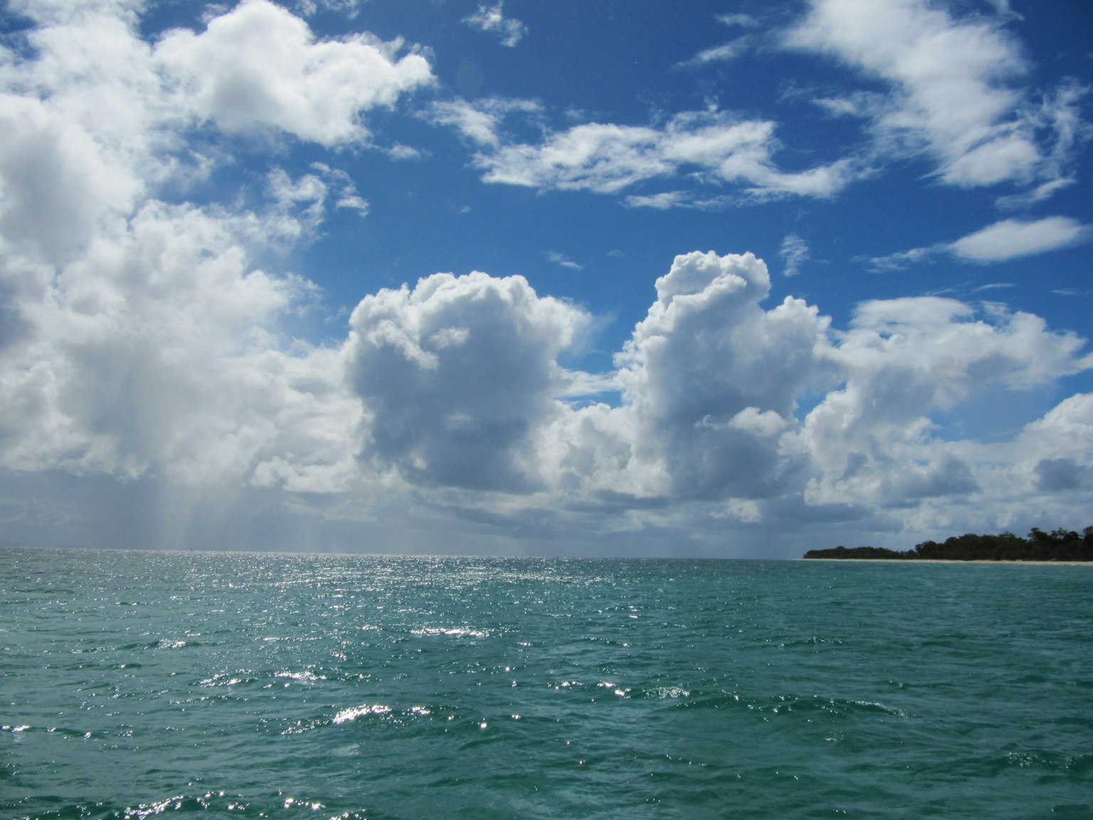 藍色海洋與蓬鬆白雲的風景