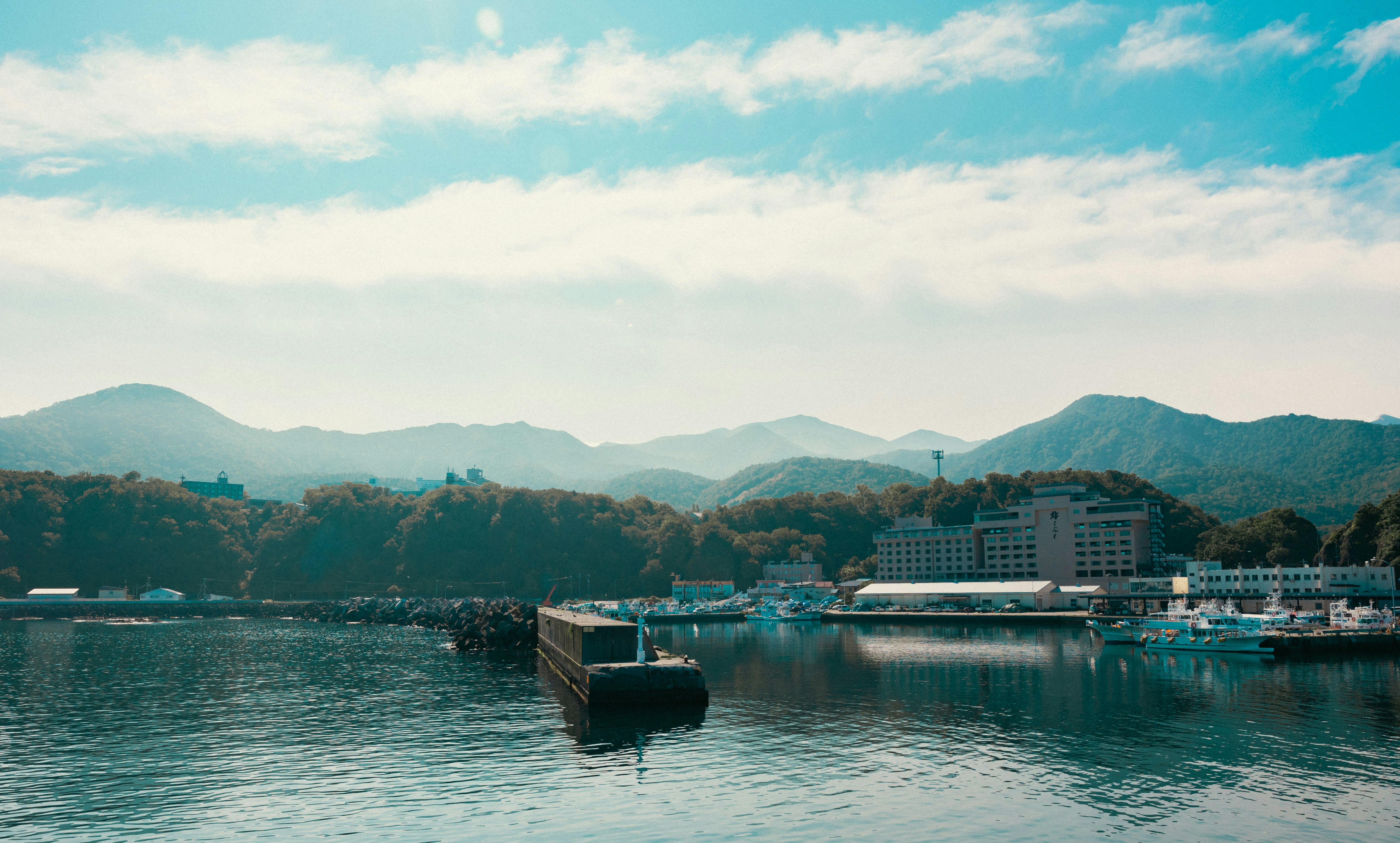 湖畔の桟橋と山並みが望めるリゾート風景