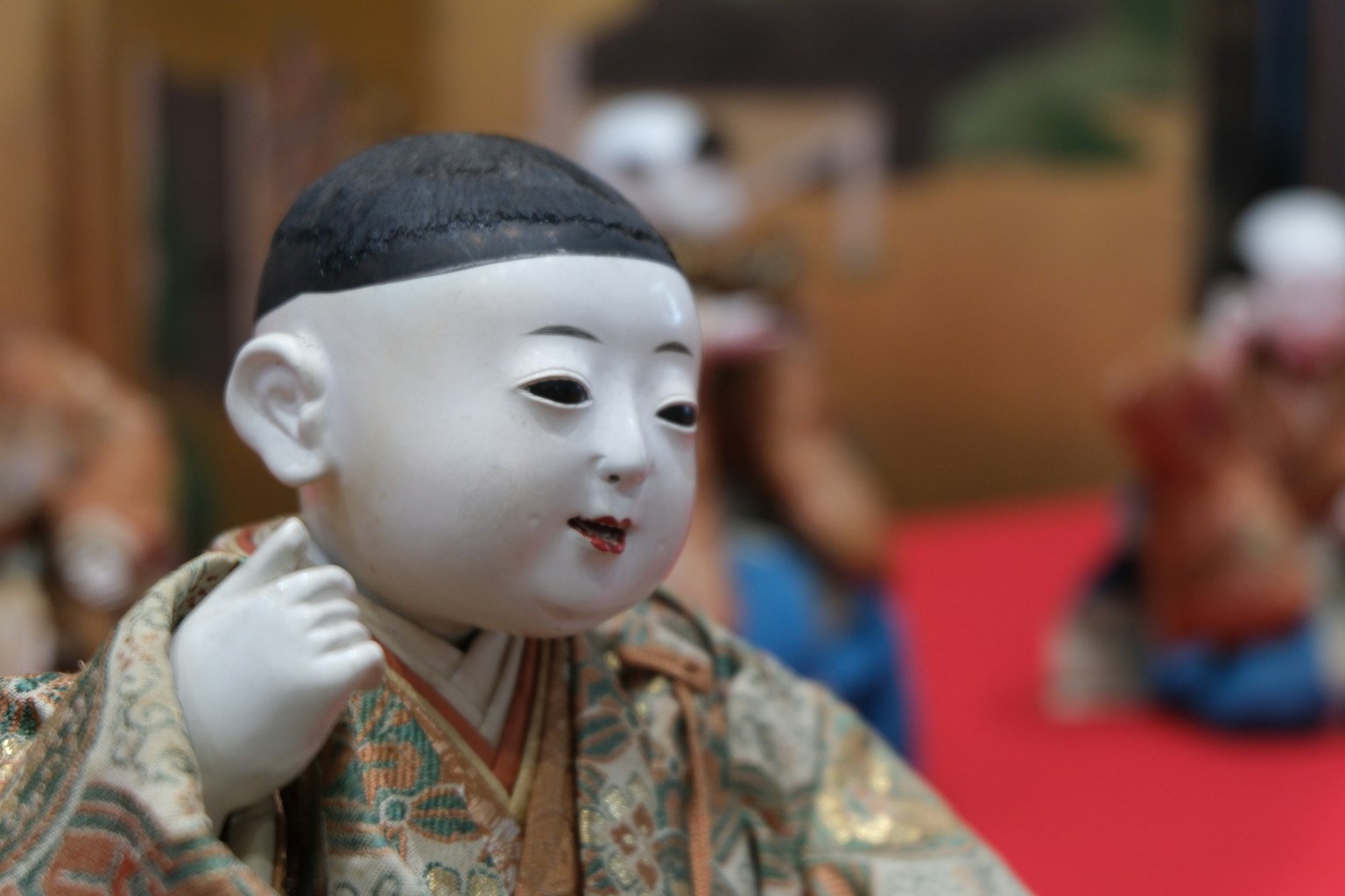 Búp bê Nhật Bản truyền thống mặc kimono và mỉm cười