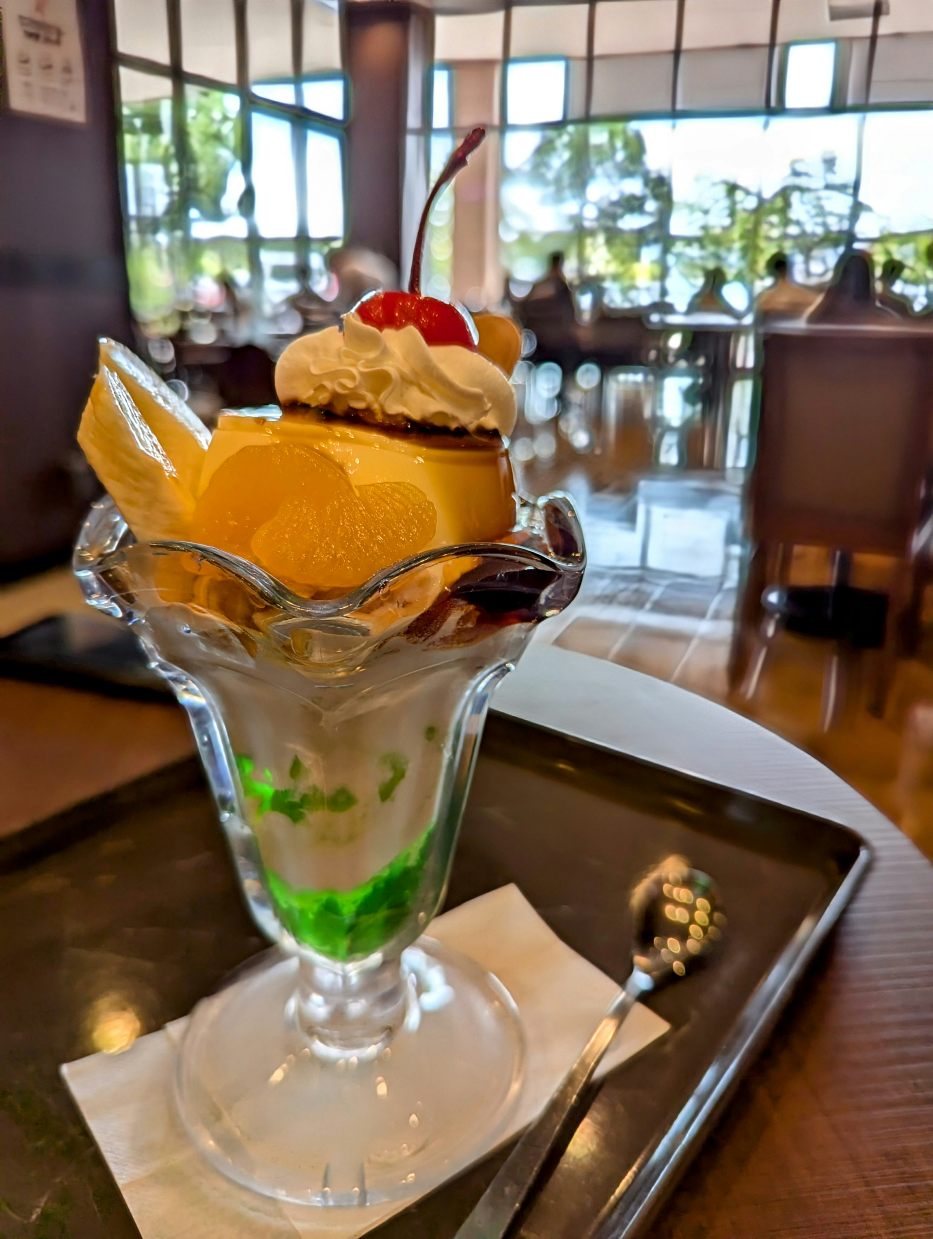 カフェのパフェとグラスデザートのテーブル上の一皿