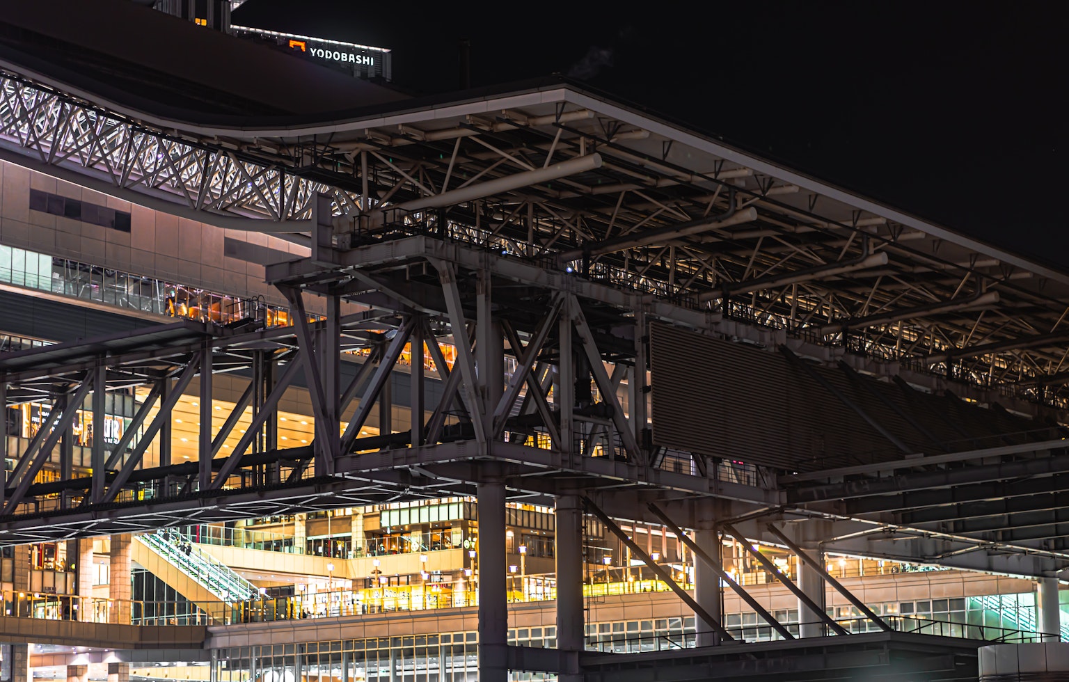 夜间建筑结构和照明的视图