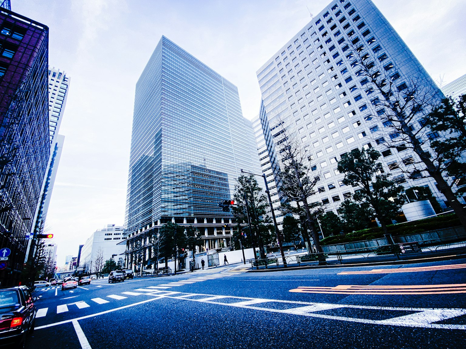 ทิวทัศน์เมืองที่มีตึกระฟ้าและสี่แยก