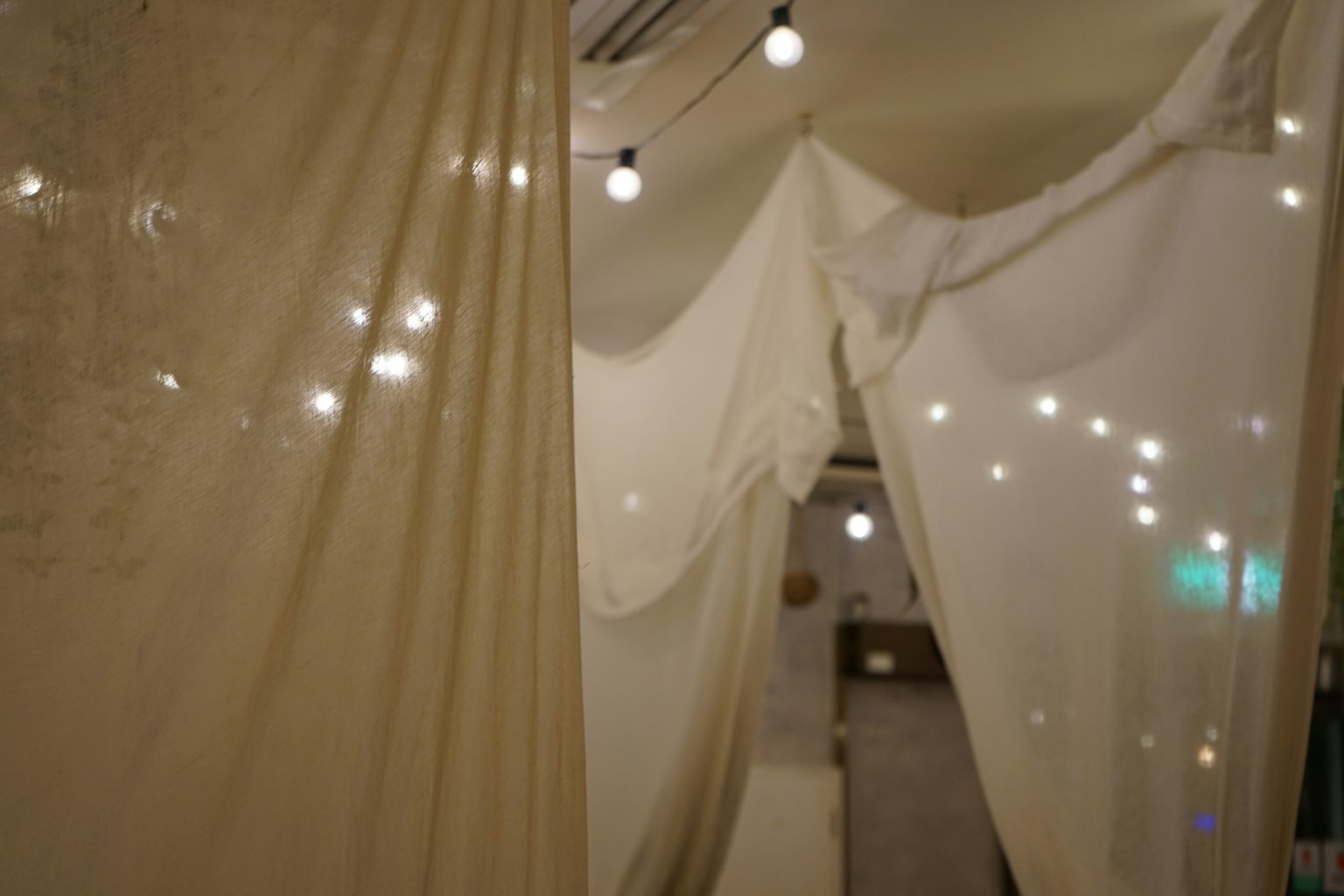 ํธ์ํ ๊ณต๊ฐ๊ณผ ๋ฐ๋ปํ ์กฐ๋ช
๋ฐ ์ ๊ตฌ๋ก ๋๋ ๊ณต๊ฐ