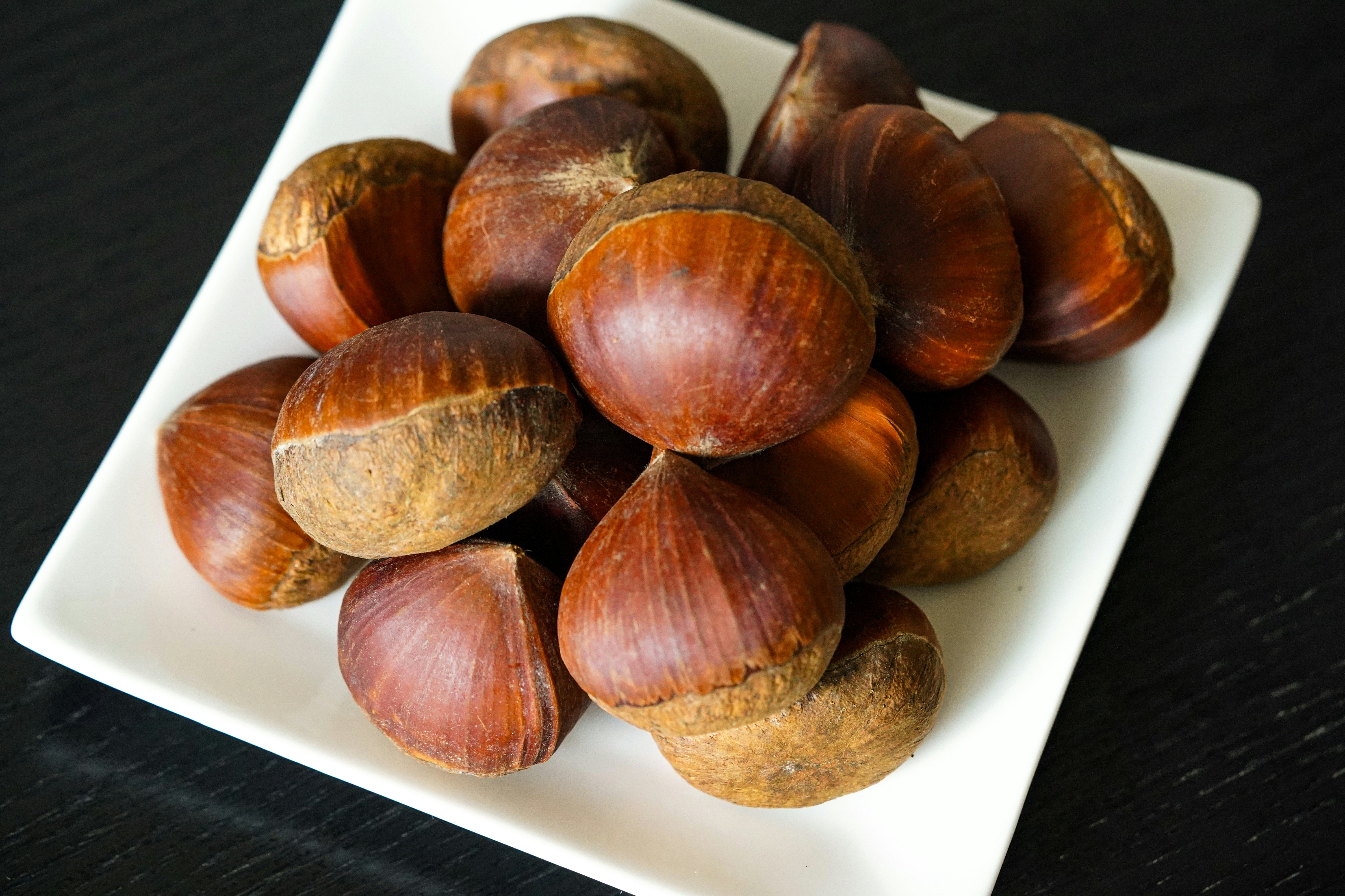白色盘子里的烤栗子特写