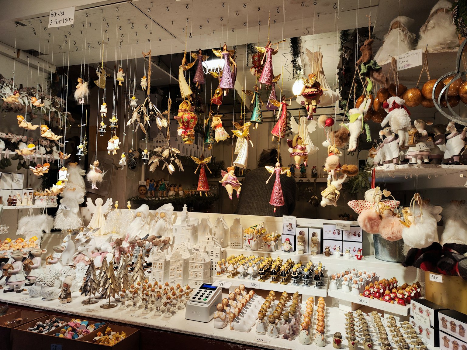 Élégante vitrine d'ornements et de décorations de Noël dans un magasin