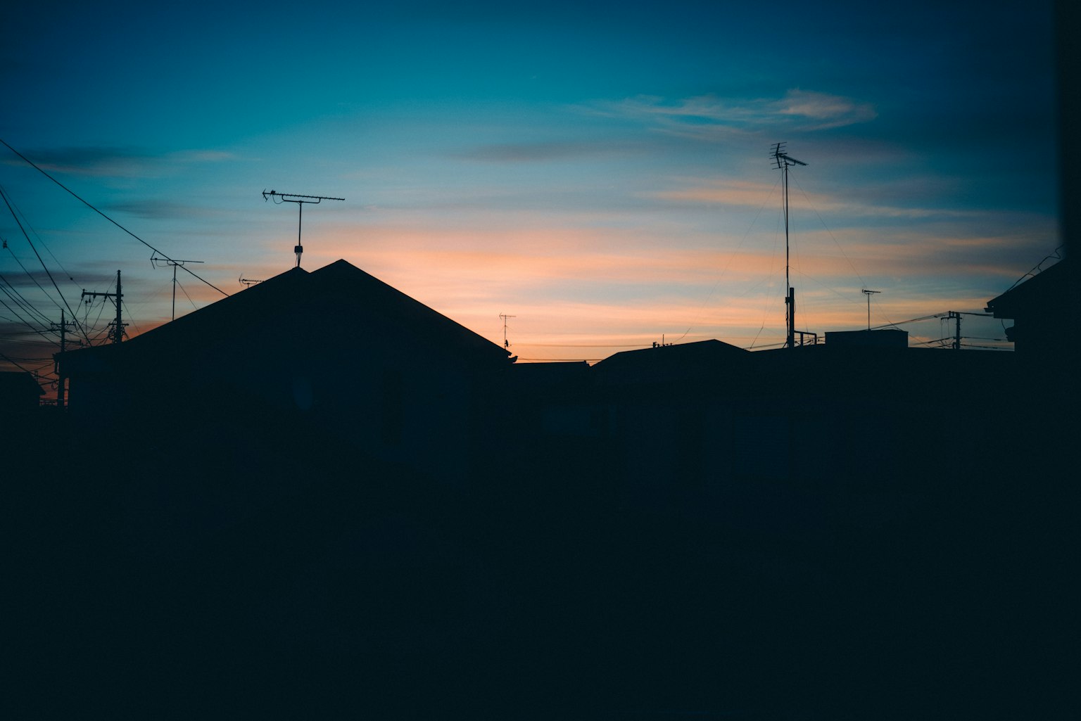 Silhouette di case contro un cielo al crepuscolo