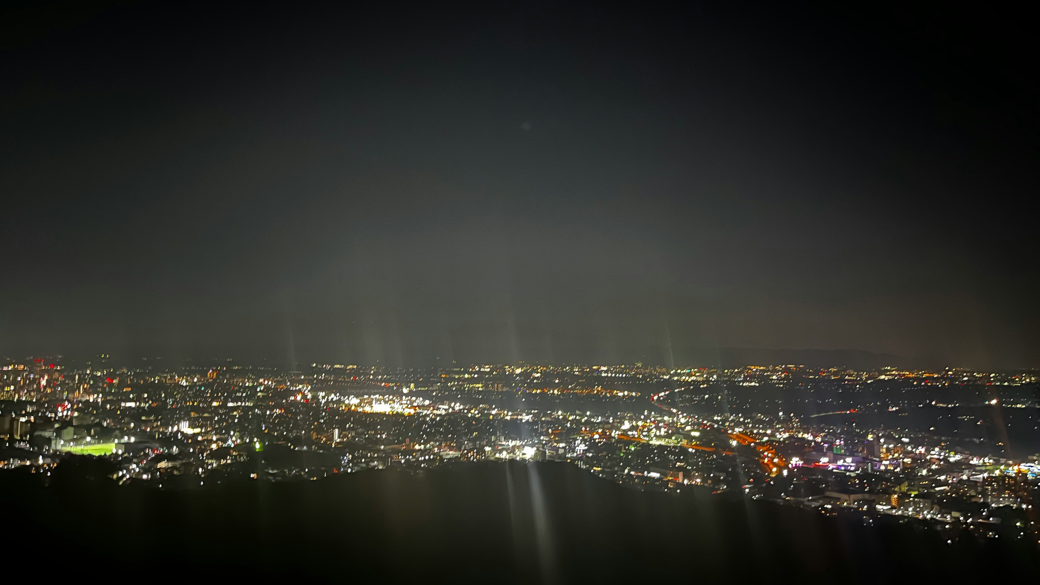 夜更かしの午前2時の夜景を見下ろす都市のパノラマ