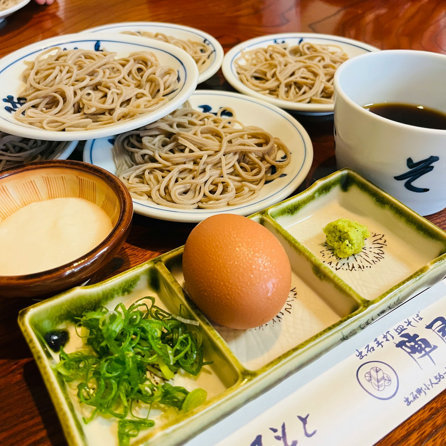 Món ăn Nhật Bản với mì soba được phục vụ cùng trứng và gia vị
