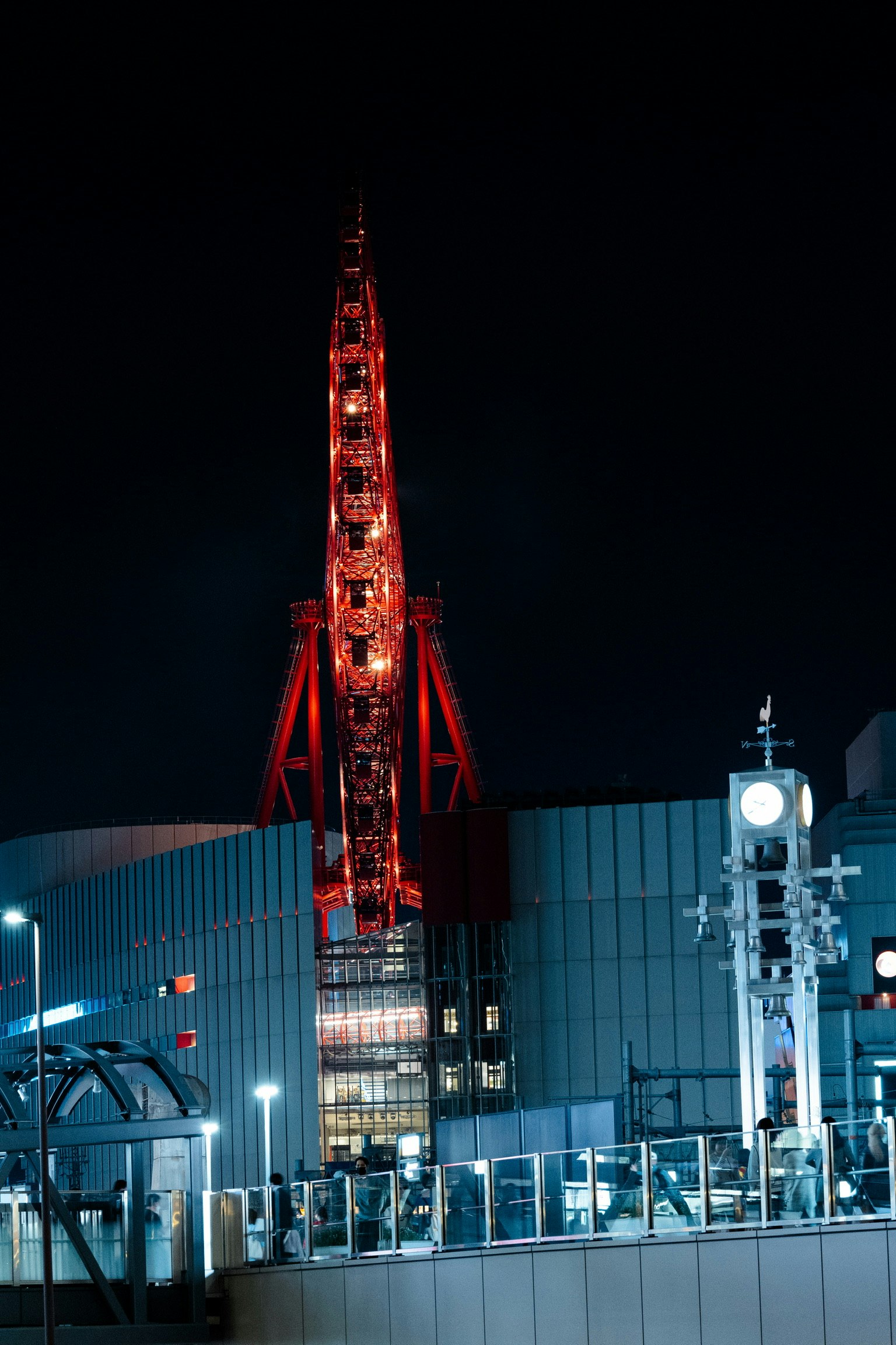 Tokyo Tower nachts rot beleuchtet mit umliegenden Gebäuden
