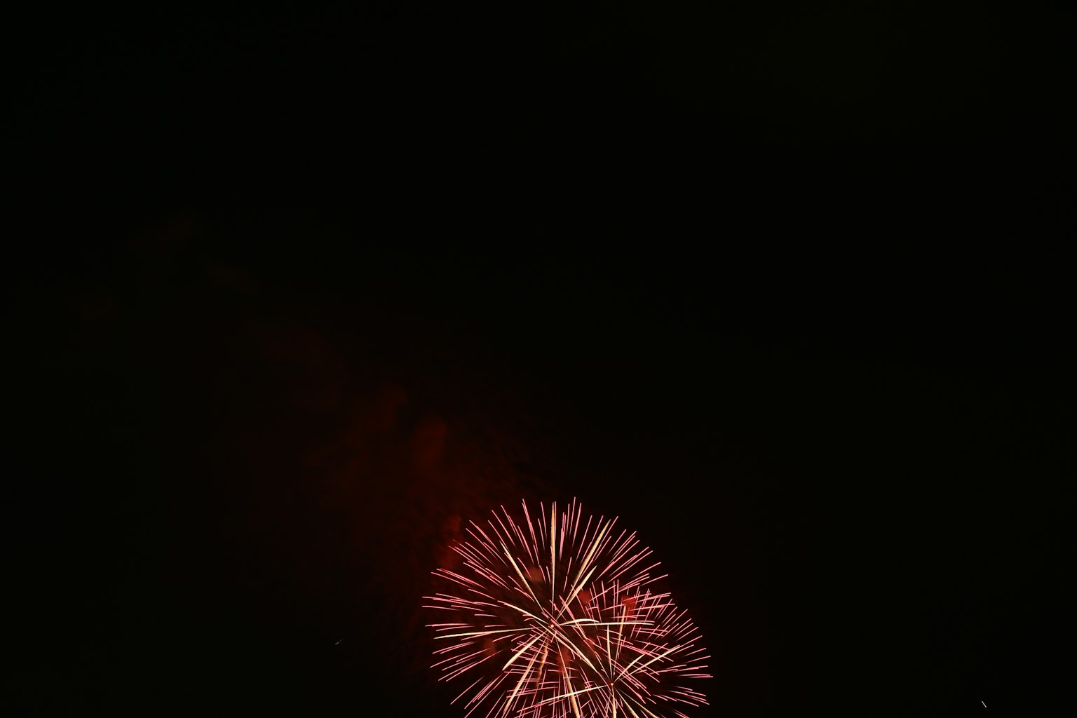 Un fuoco d'artificio rosso che esplode nel cielo notturno