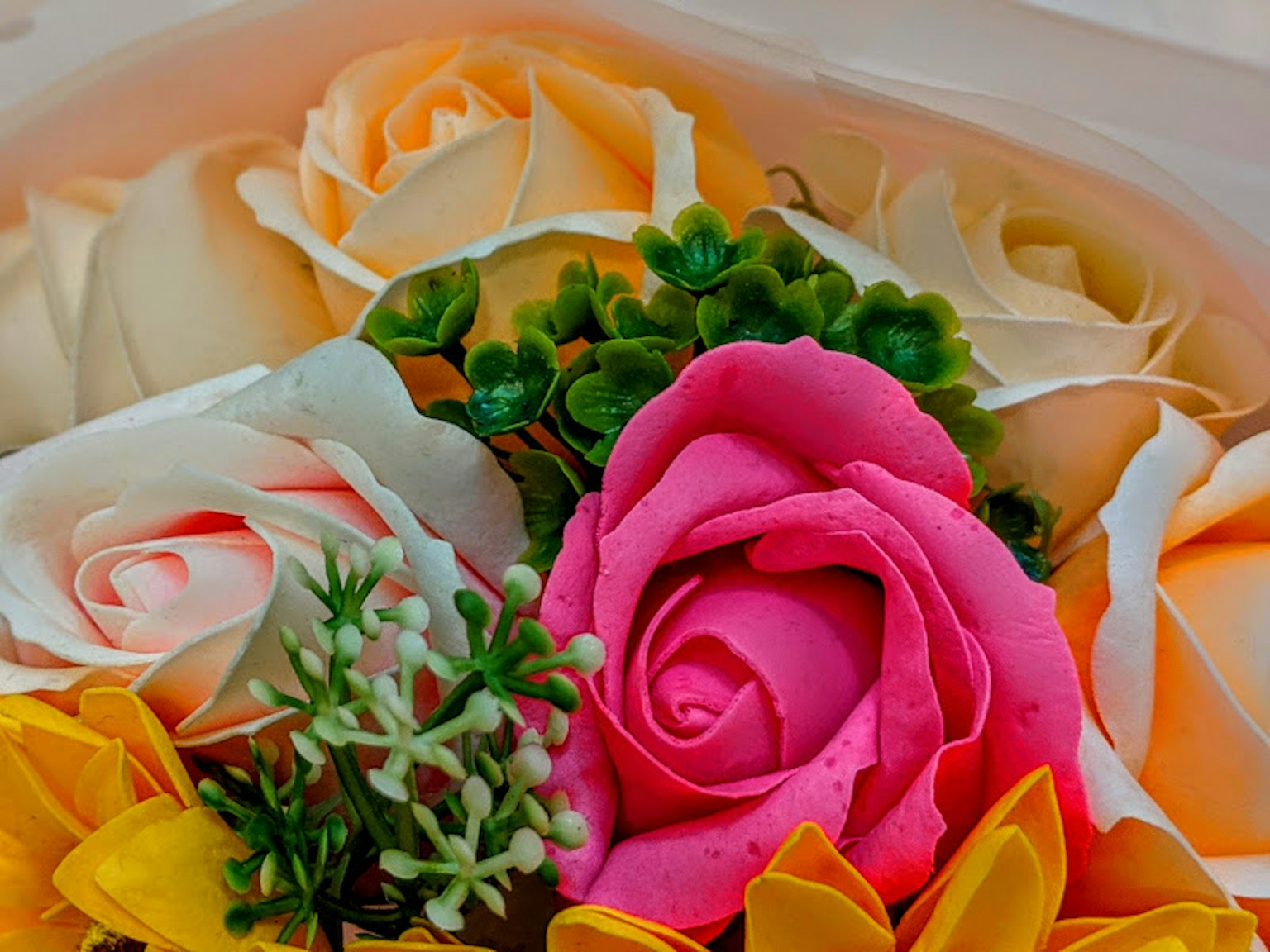 Bunte Blumenanordnung mit rosa und cremefarbenen Rosen