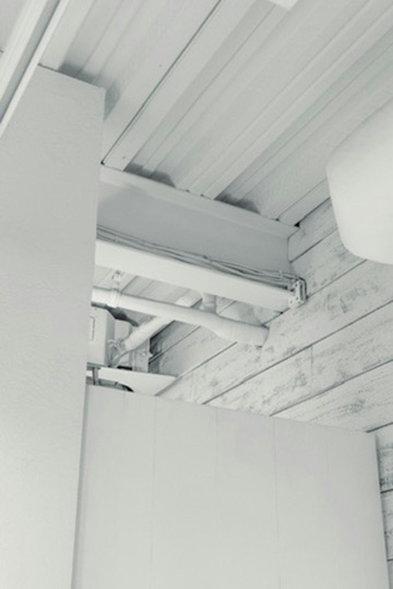 Strukturelle Details der Kreuzung zwischen weißen Wänden und Decke