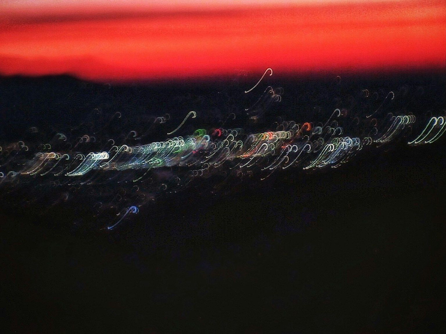 模糊的城市夜景和紅色日落天空