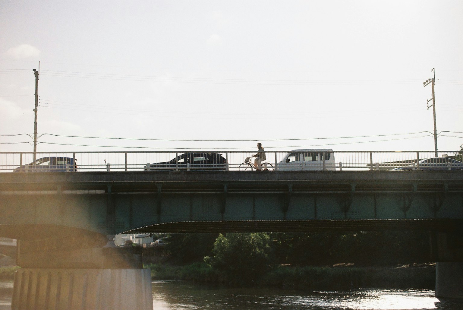 Escena de un ciclista y coches en un puente