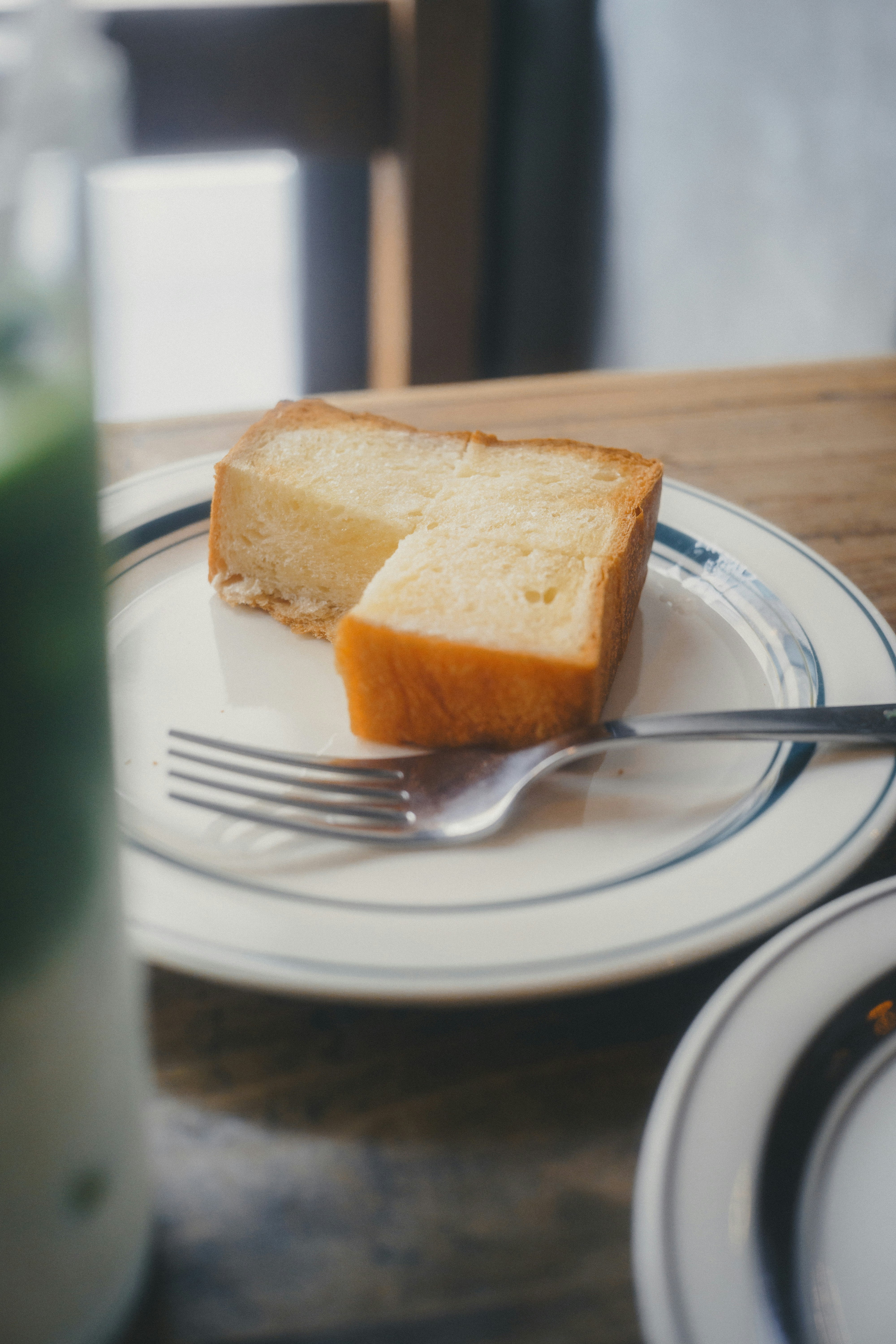bánh mì nướng phết bơ trên bàn gỗ
