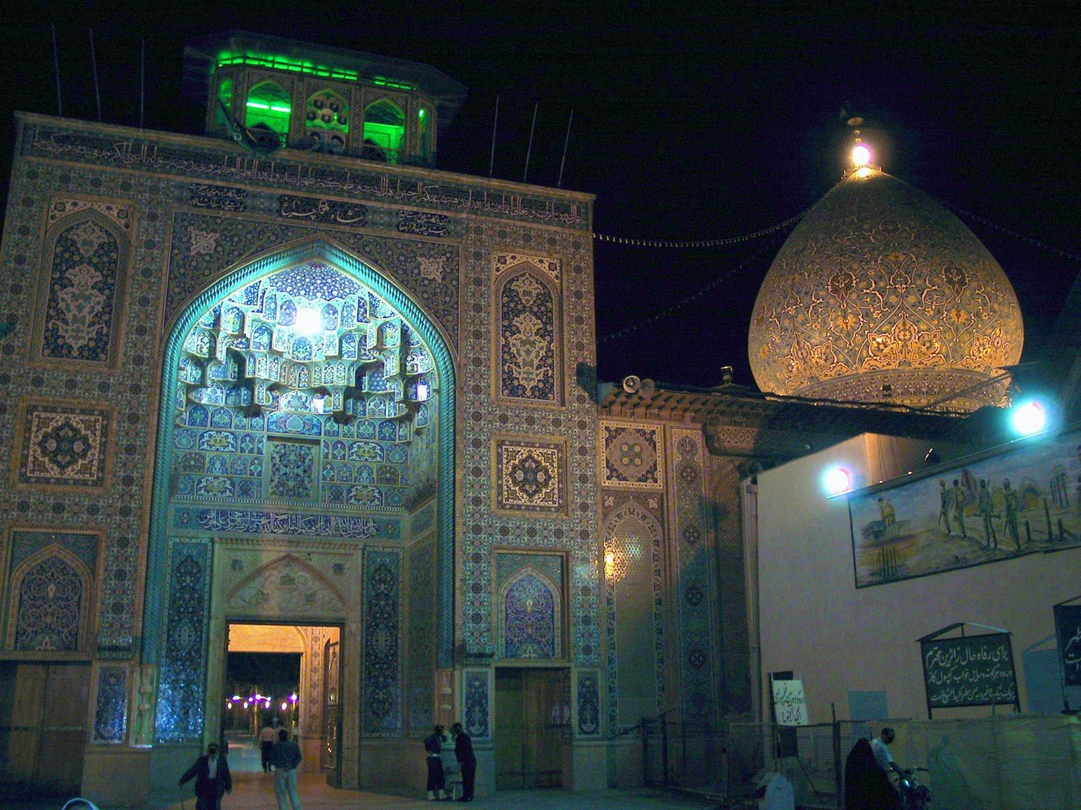 Entrata splendidamente decorata con una cupola di notte