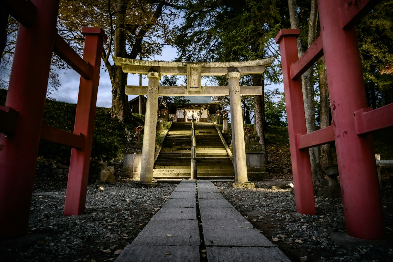 夜間神社入口景觀，紅色鳥居和石階