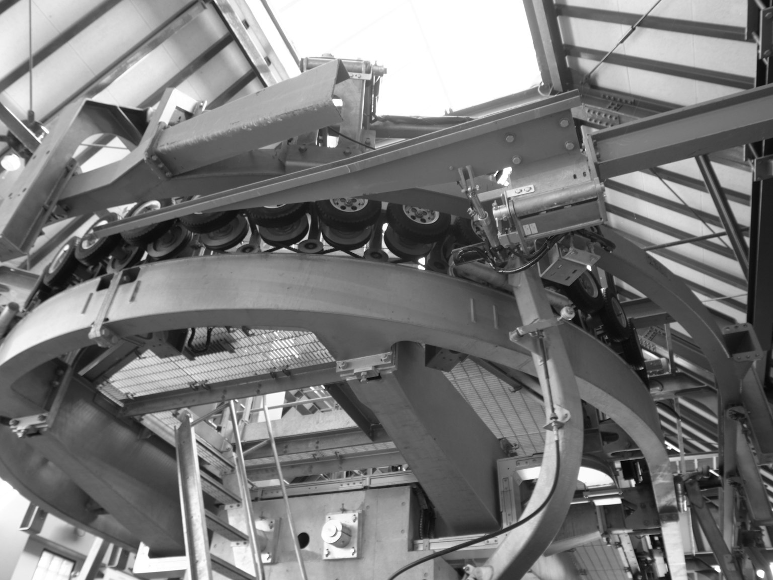 Image d'une machine d'usine montrant des structures métalliques et un convoyeur