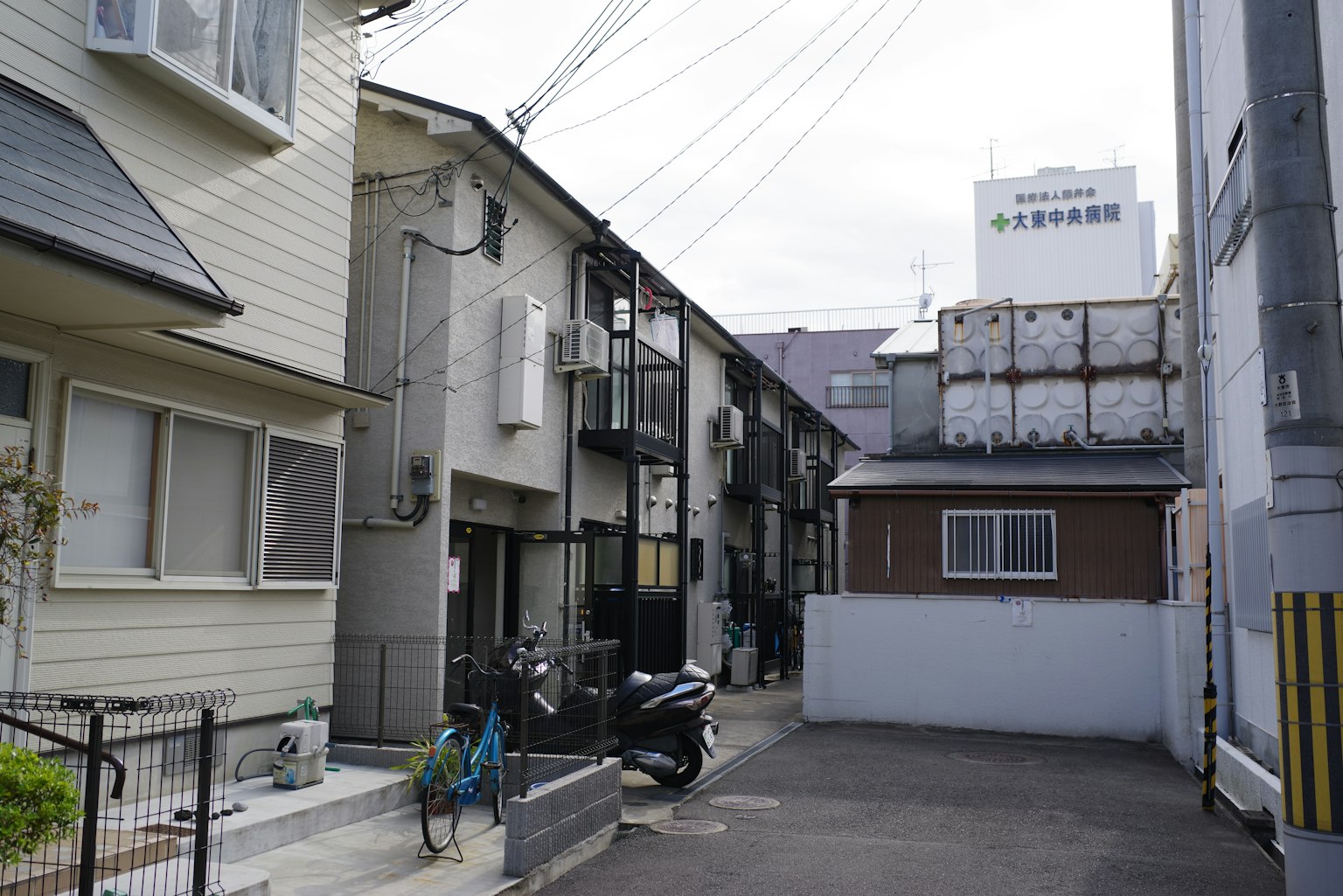 狭窄小巷，住宅和商业建筑并排而立