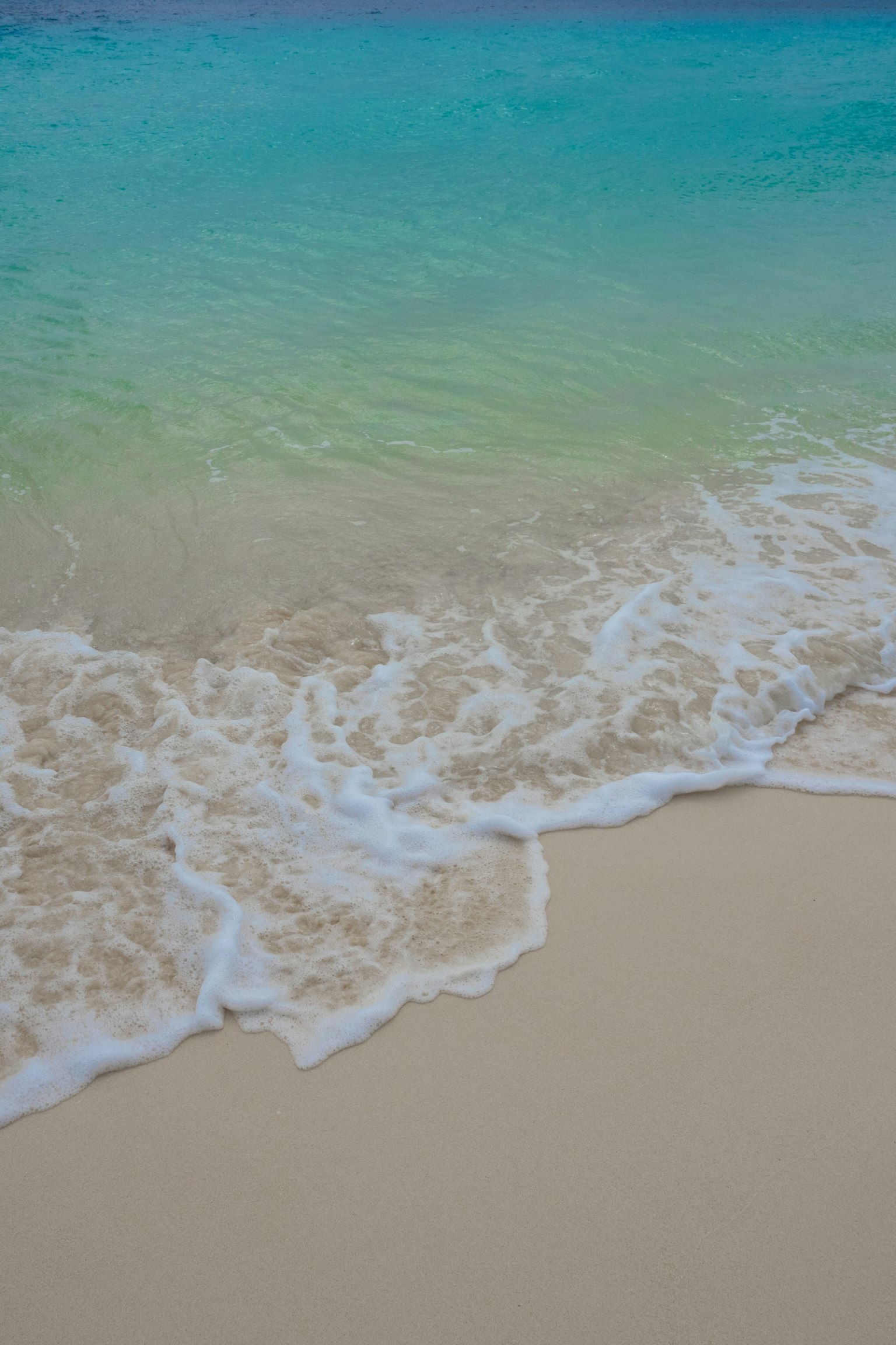 ทิวทัศน์ทะเลที่สวยงามกับคลื่นซัดชายหาดทราย