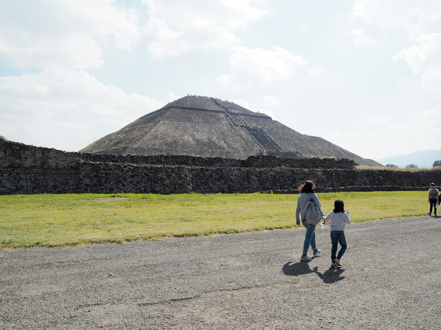 Menschen, die in der Nähe der Sonnenpyramide in Teotihuacan spazieren