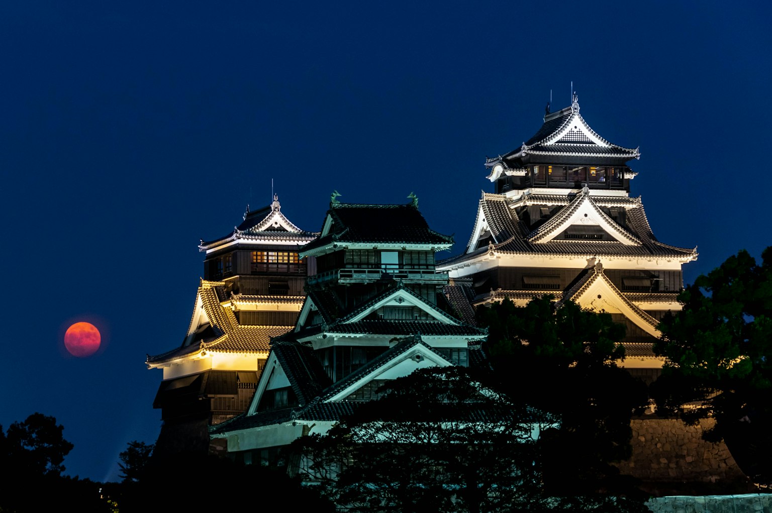 เงาของปราสาทที่สวยงามในยามค่ำคืนพร้อมกับดวงจันทร์ที่ส่องแสง