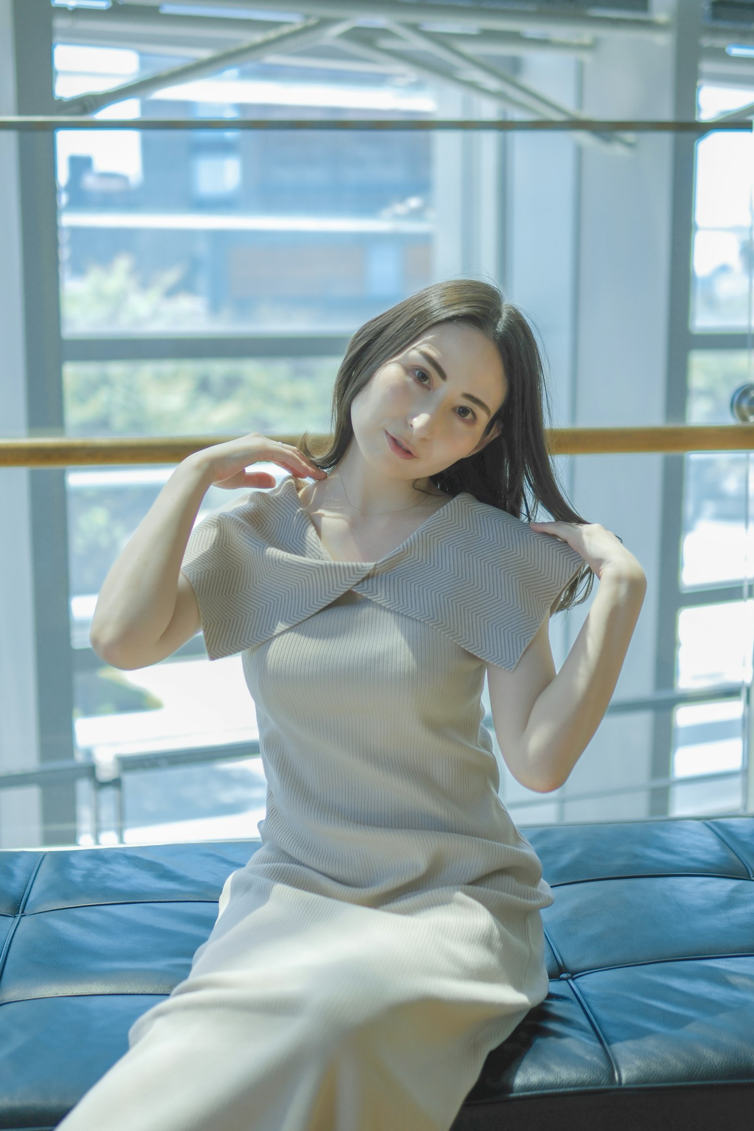 一位女性在明亮的窗邊擺姿勢