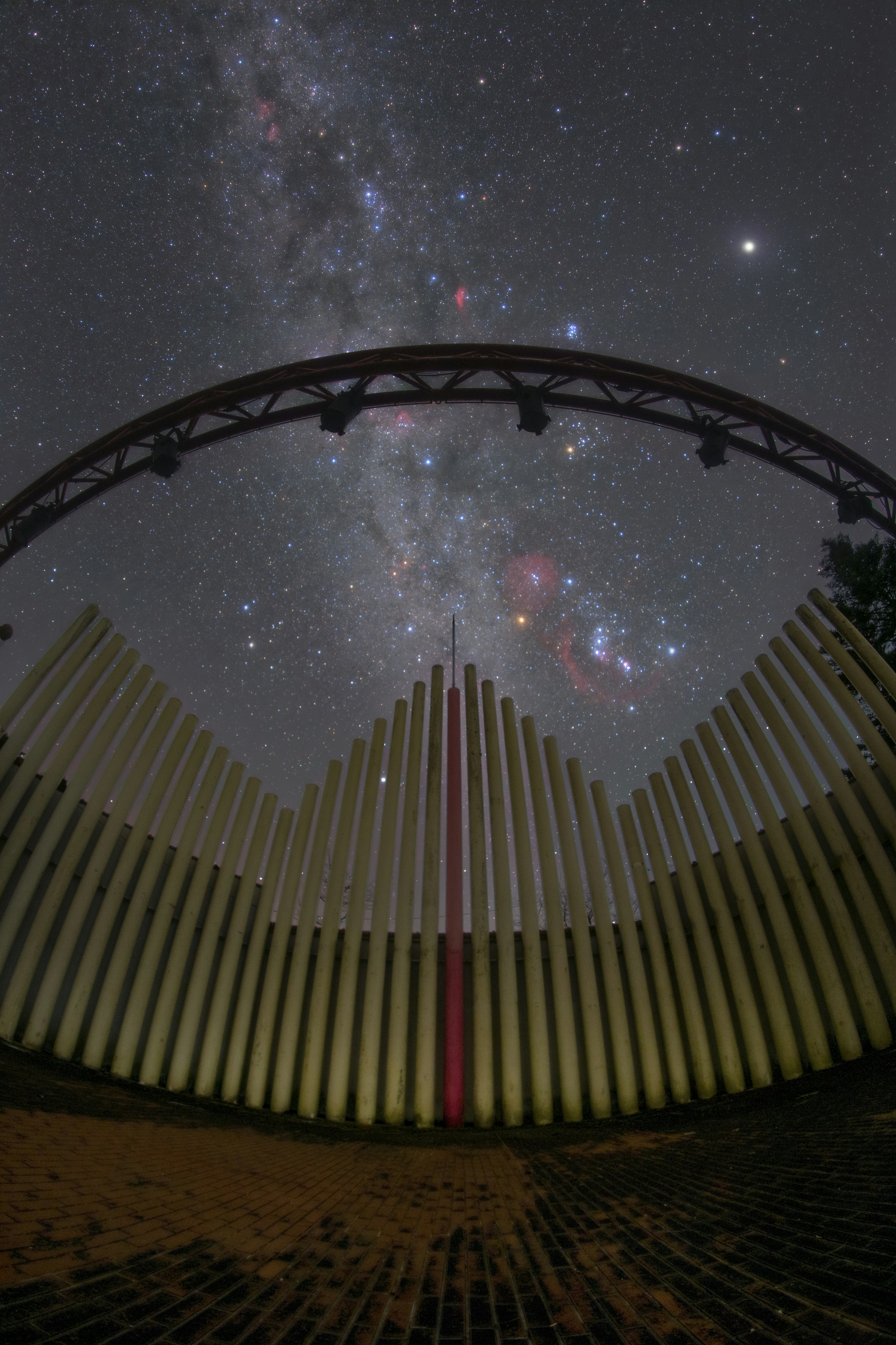 天の川が見えるドーム型天文施設の夜空