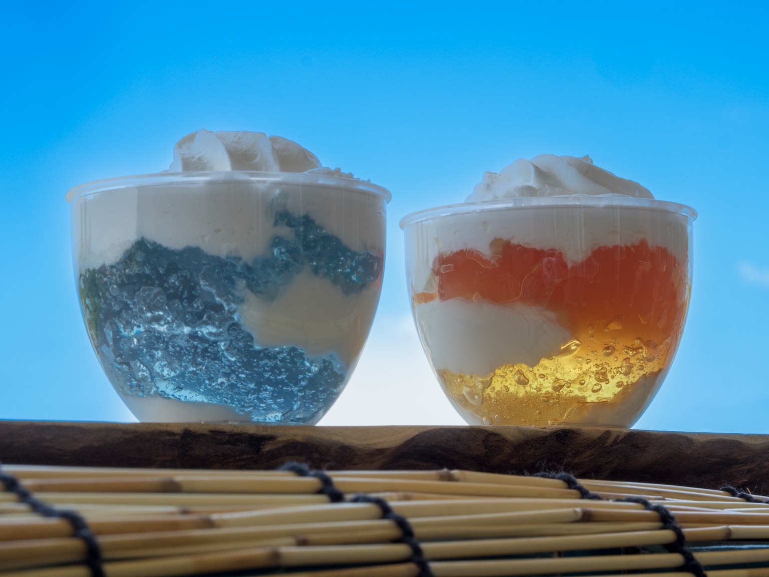 两个带有蓝色和橙色层的甜点杯