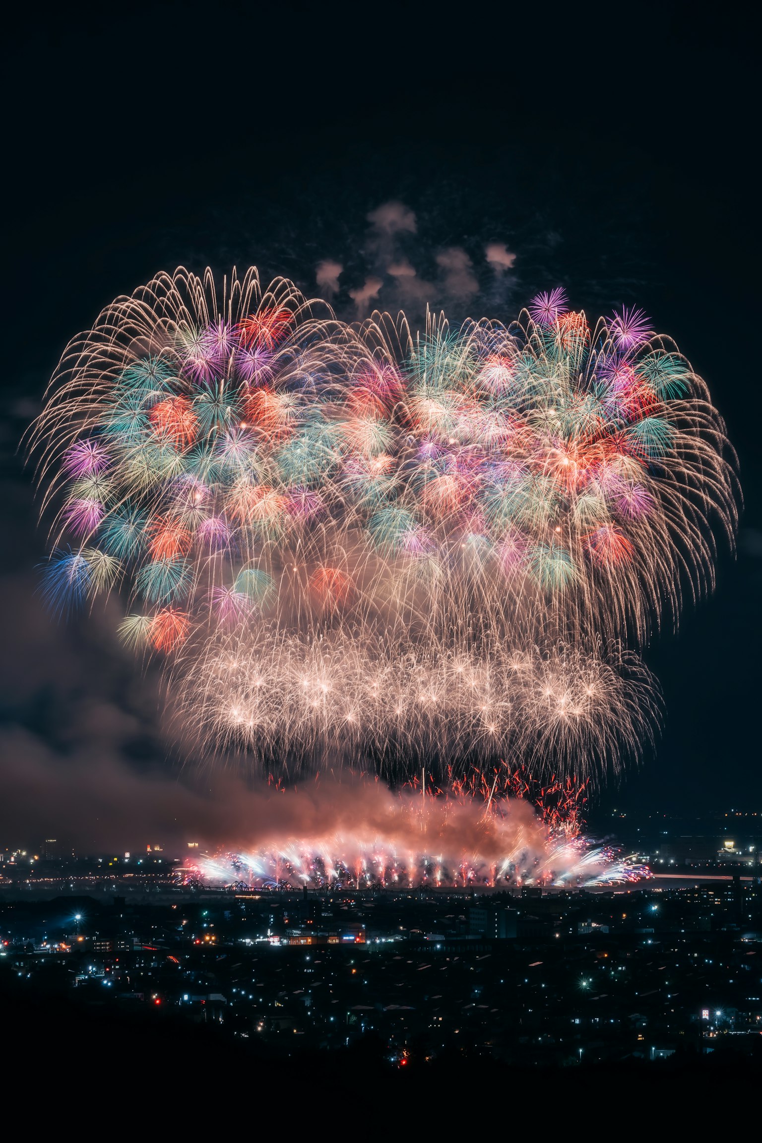 Spectacle de feux d'artifice colorés illuminant le ciel nocturne