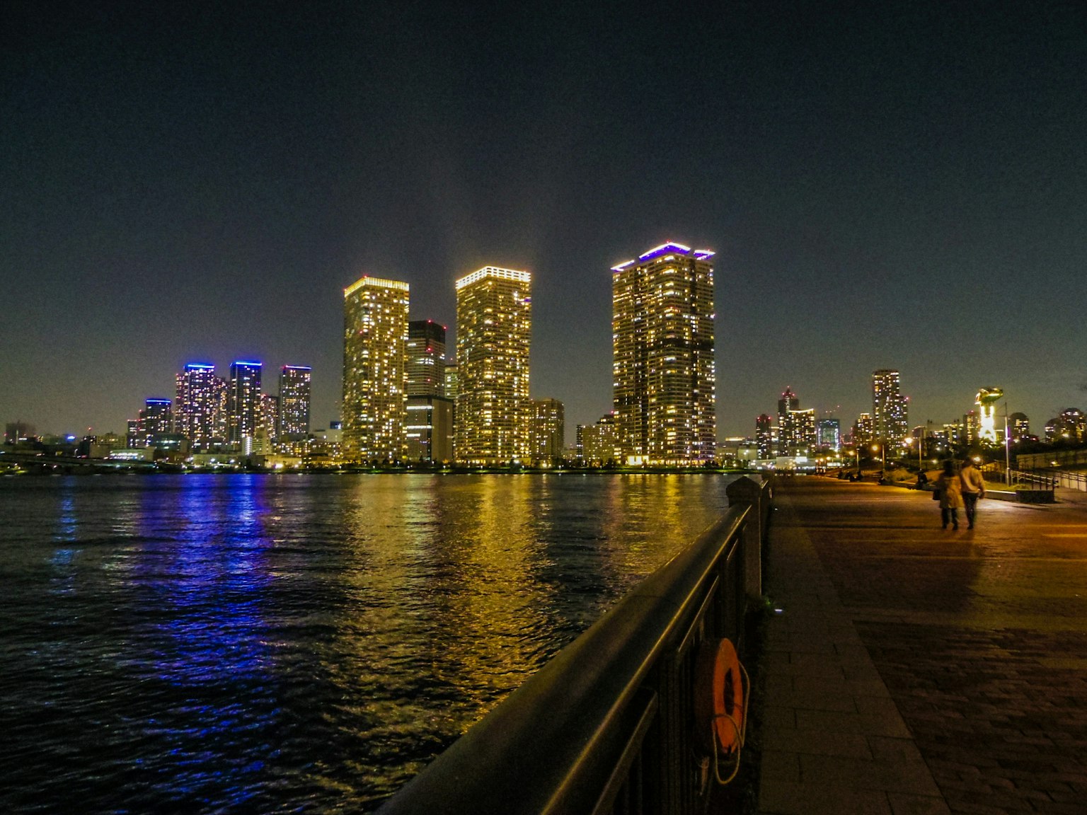 夜晚城市天際線與水面反射的摩天大樓