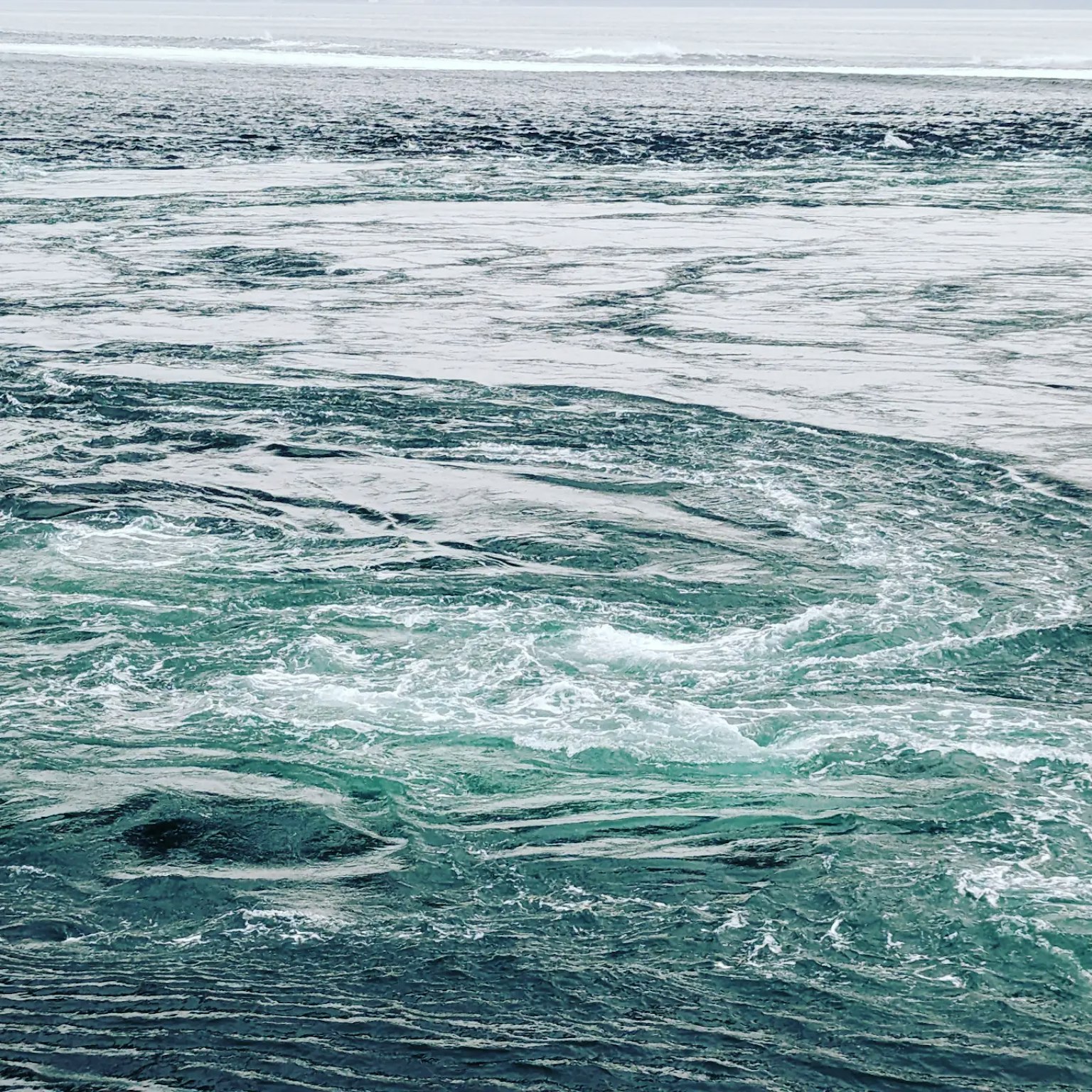漩涡状的海洋潮流和蓝绿色的波浪